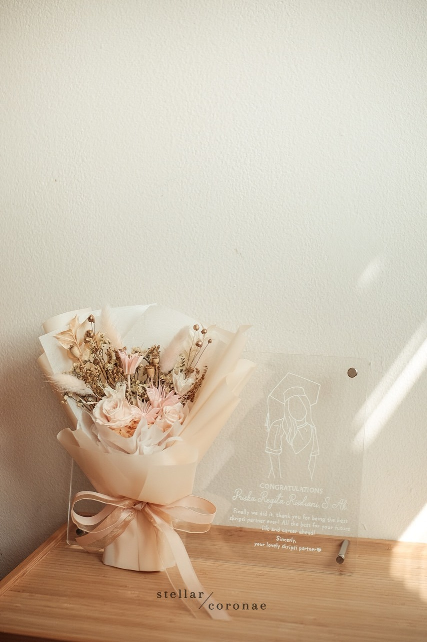 Bouquet on Acrylic A4 | Bingkai Tulisan/Foto Bouquet Bunga Kering | Hadiah Custom Hiasan Meja