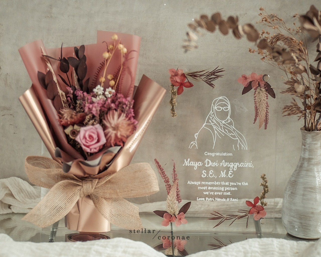 Bouquet on Acrylic A4 | Bingkai Tulisan/Foto Bouquet Bunga Kering | Hadiah Custom Hiasan Meja