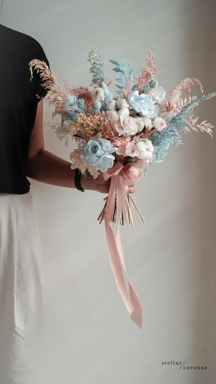 StellarCoronae - Medium Hand Bouquet