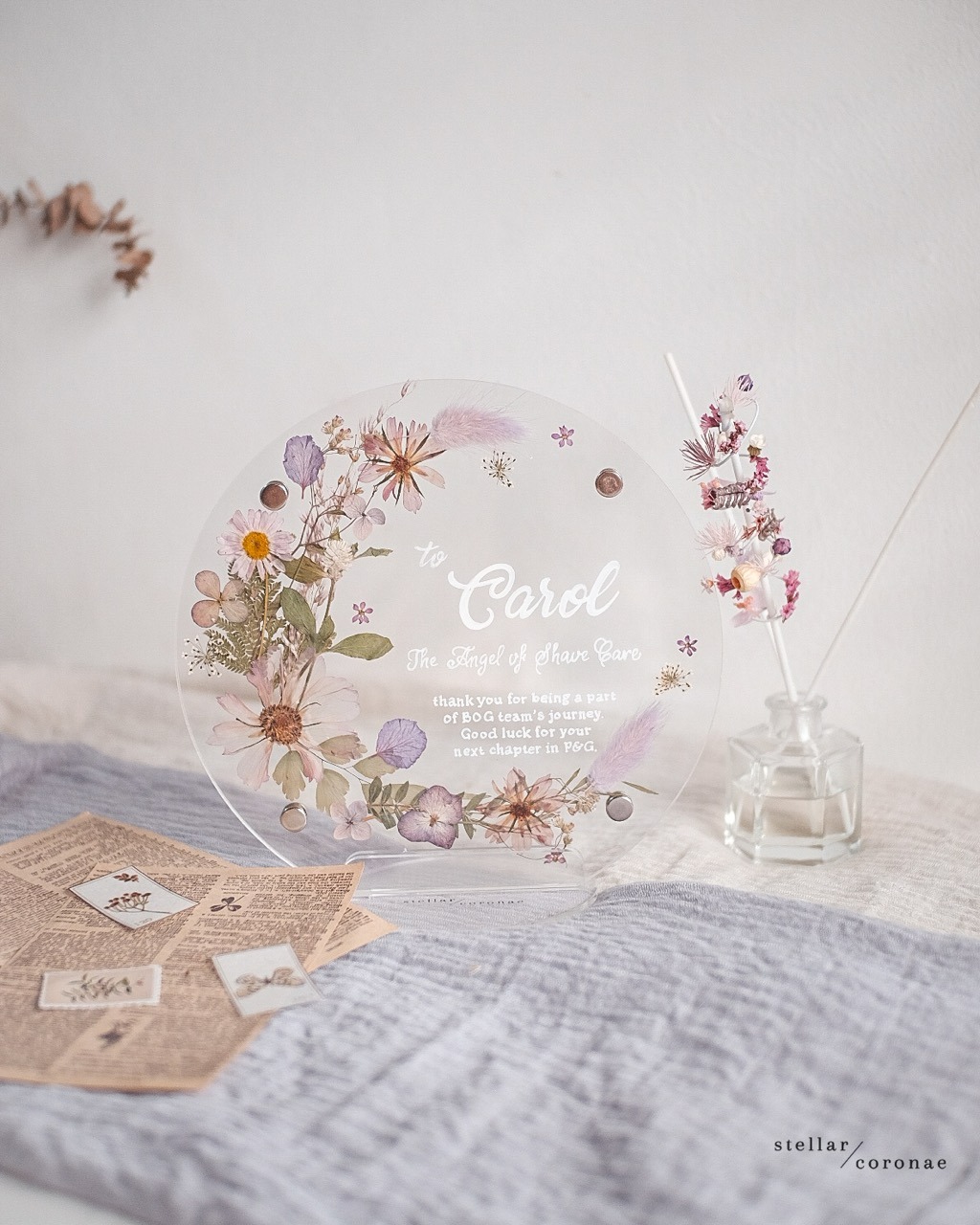 20cm Circle Pristine Standing | Bingkai Tulisan/Foto Bunga Kering | Hadiah Custom Hiasan Meja