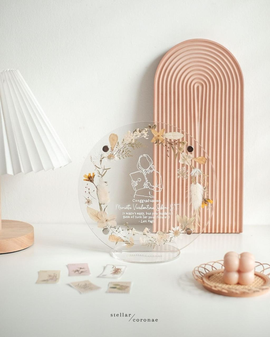 20cm Circle Pristine Standing | Bingkai Tulisan/Foto Bunga Kering | Hadiah Custom Hiasan Meja