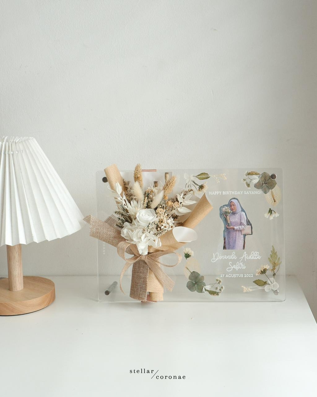 Bouquet on Acrylic A4 | Bingkai Tulisan/Foto Bouquet Bunga Kering | Hadiah Custom Hiasan Meja
