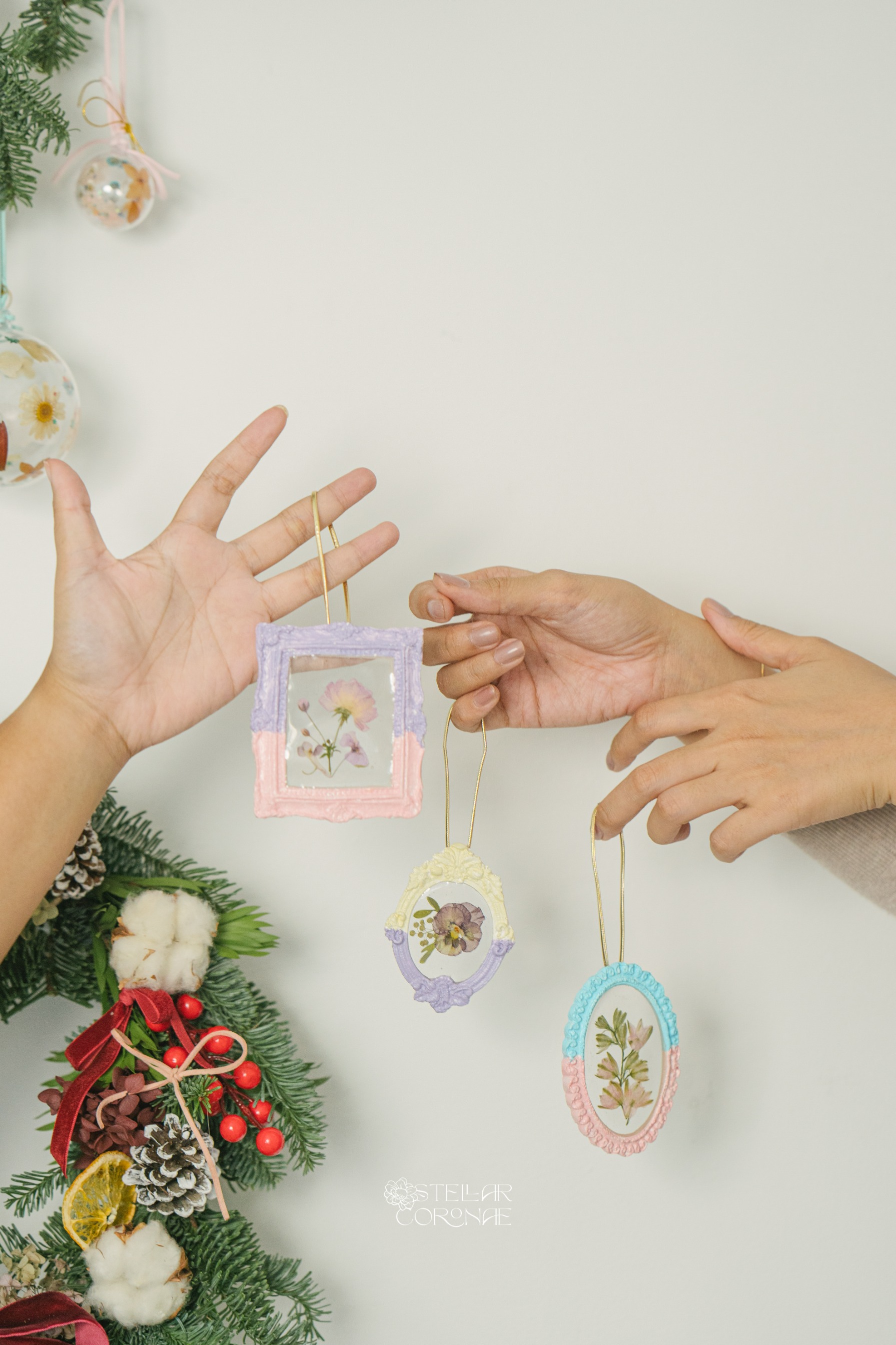 StellarCoronae - Christmas Pressed Flowers Hanging Frame Resin Ornaments