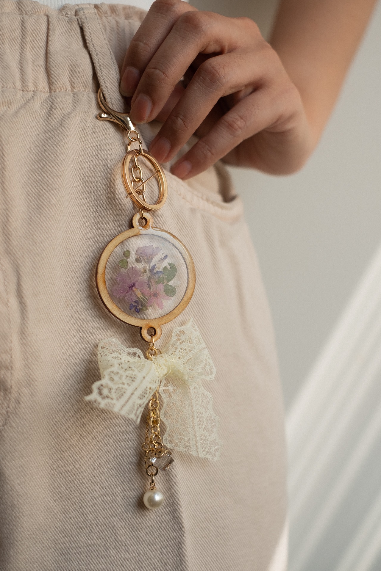 StellarCoronae - Round Keychain Ribbon Trans OOTW