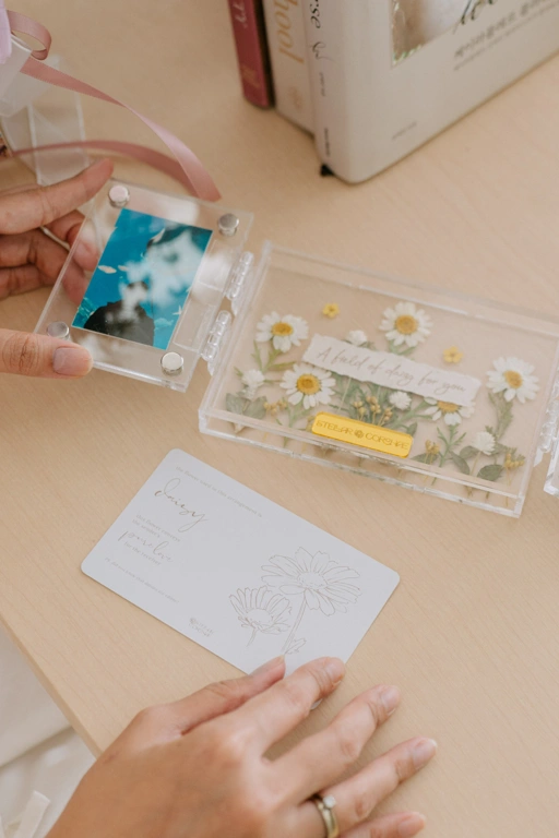Butterfly Frame A6 One Flower Garden | Bingkai Tulisan/Foto Bunga Kering Bentuk Kupu-kupu | Hadiah Custom Hiasan Meja