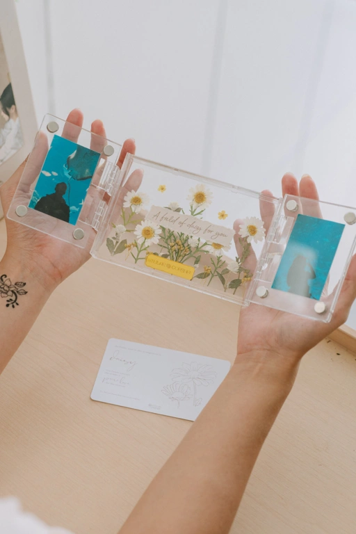 Butterfly Frame A6 One Flower Garden | Bingkai Tulisan/Foto Bunga Kering Bentuk Kupu-kupu | Hadiah Custom Hiasan Meja