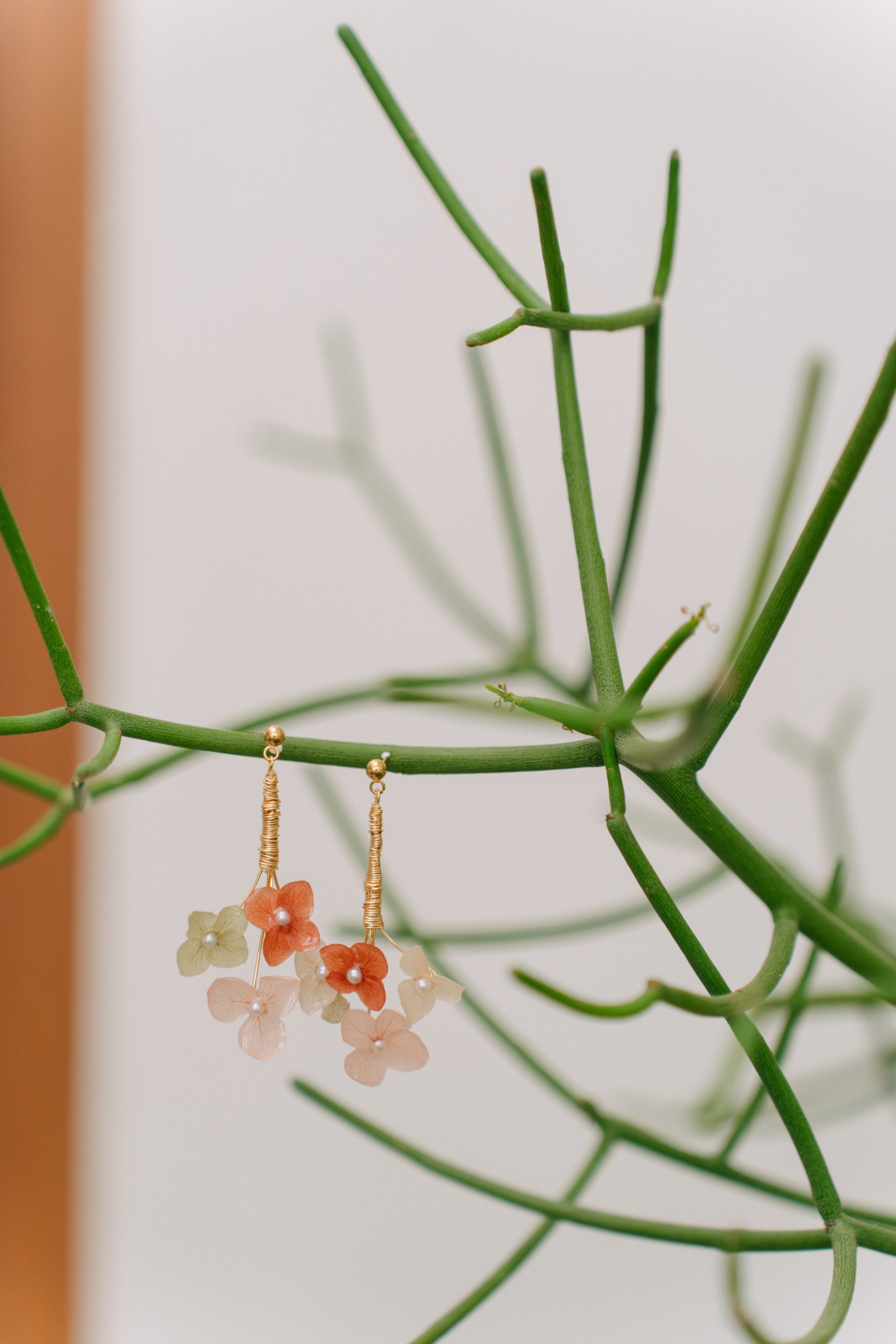 StellarCoronae - Chromaflora Hanging Earrings | Anting Gantung Handmade Bunga Asli Hydrangea