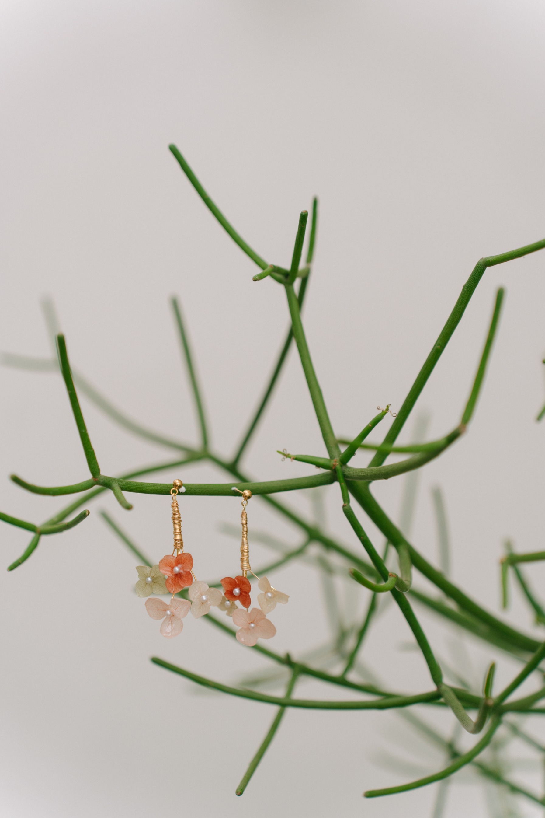 StellarCoronae - Chromaflora Hanging Earrings | Anting Gantung Handmade Bunga Asli Hydrangea
