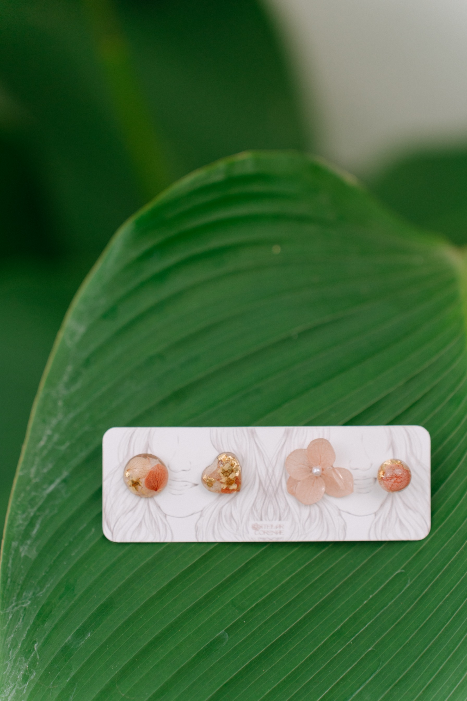 StellarCoronae - Mixed Feelings Studs | Anting Tusuk Asimetris dari Bunga Asli Handmade