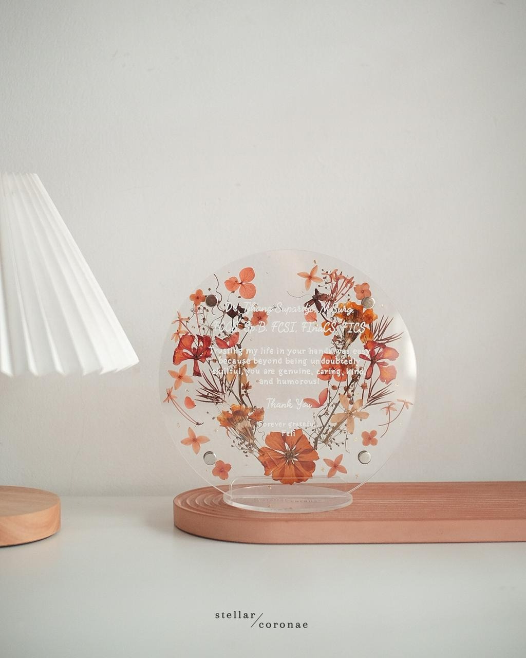 20cm Circle Pristine Standing | Bingkai Tulisan/Foto Bunga Kering | Hadiah Custom Hiasan Meja