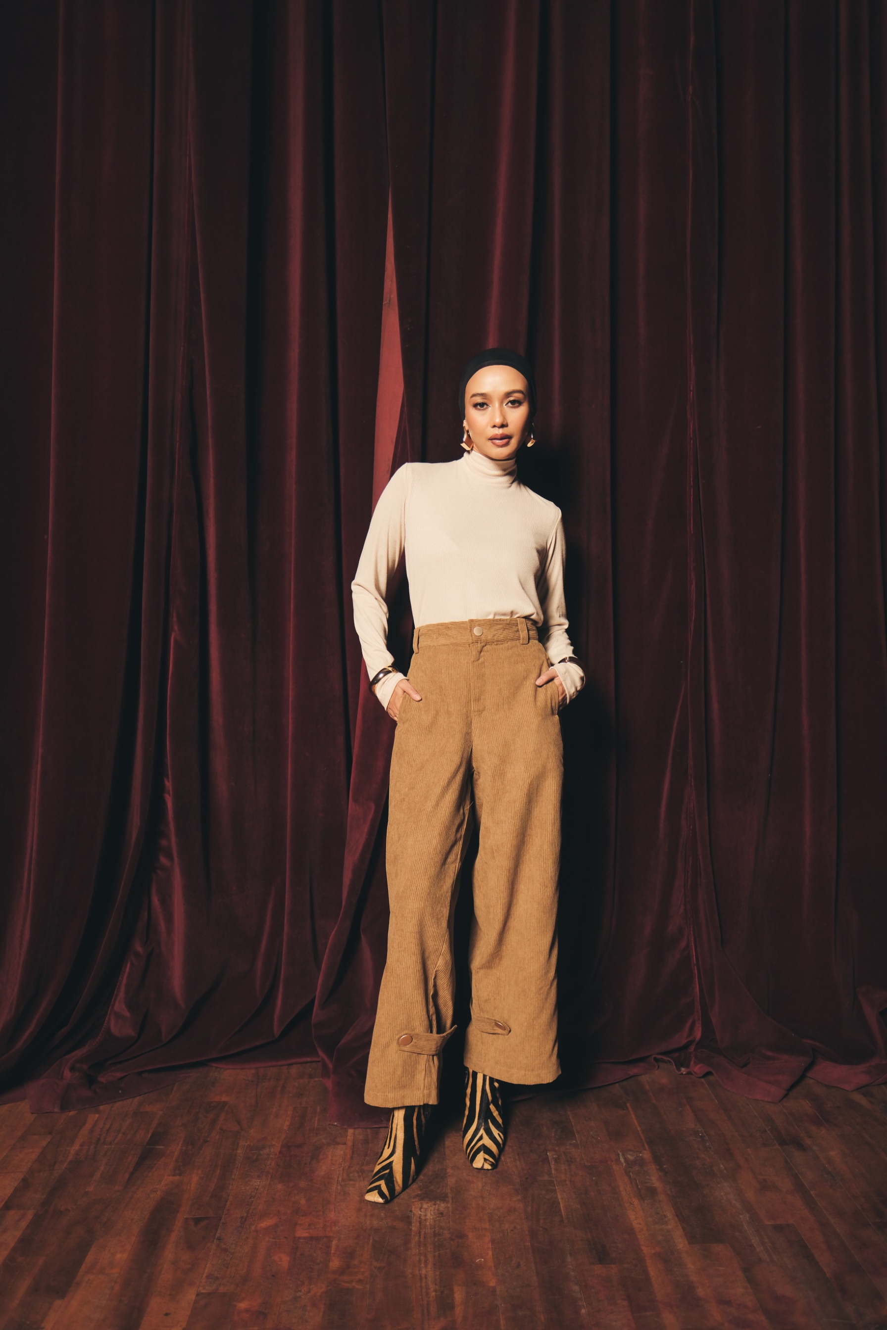 Valley Halter Neck Long Sleeve Inner Glliter Light Brown