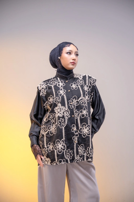 Image of Tyrana top black