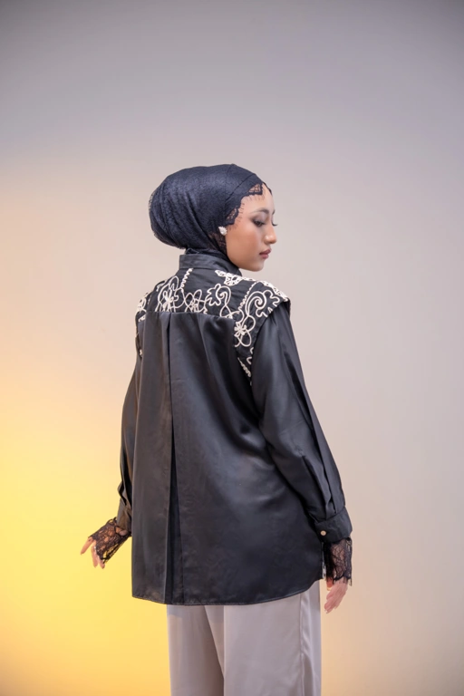 Image of Tyrana top black