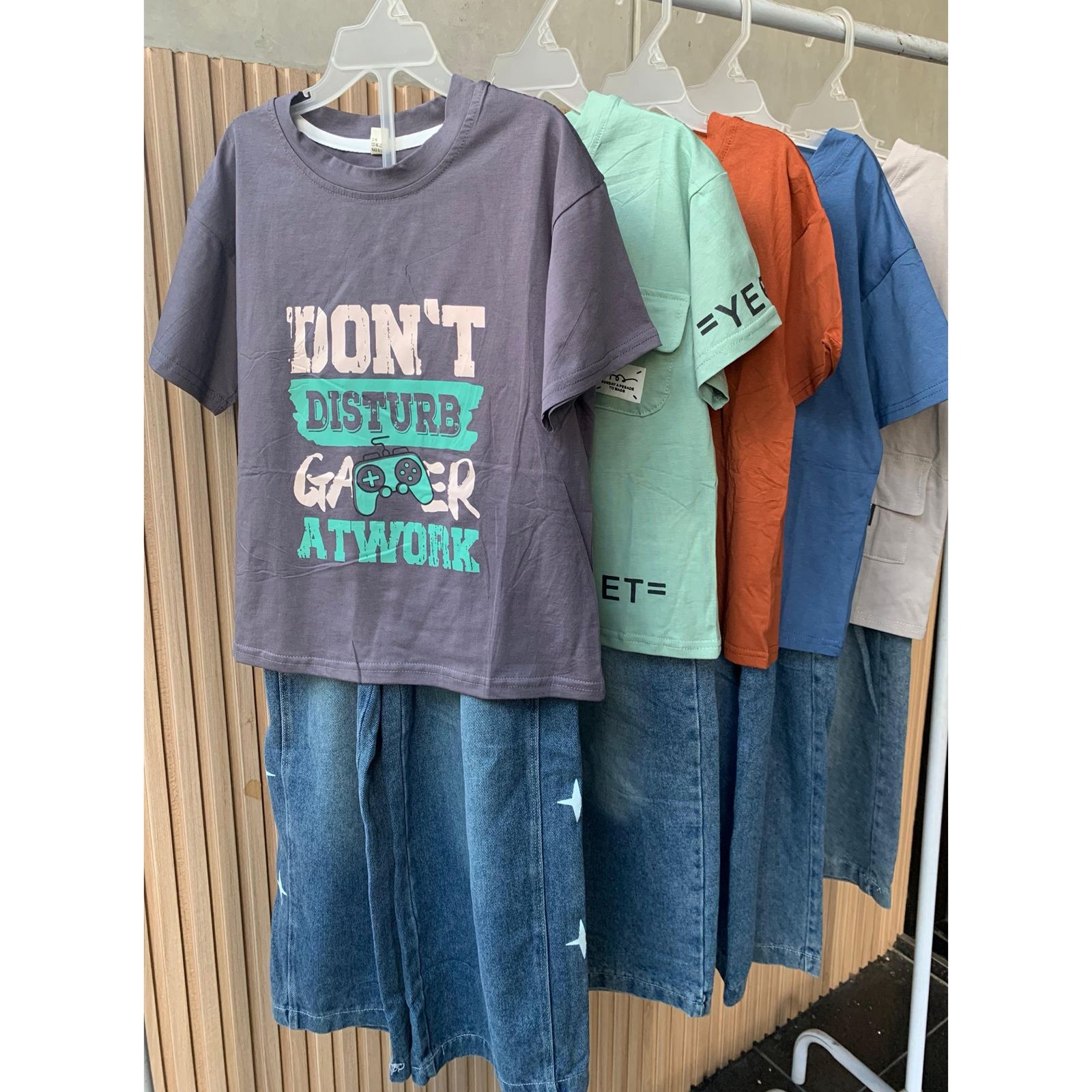 Setelan Kaos & Celana Jeans