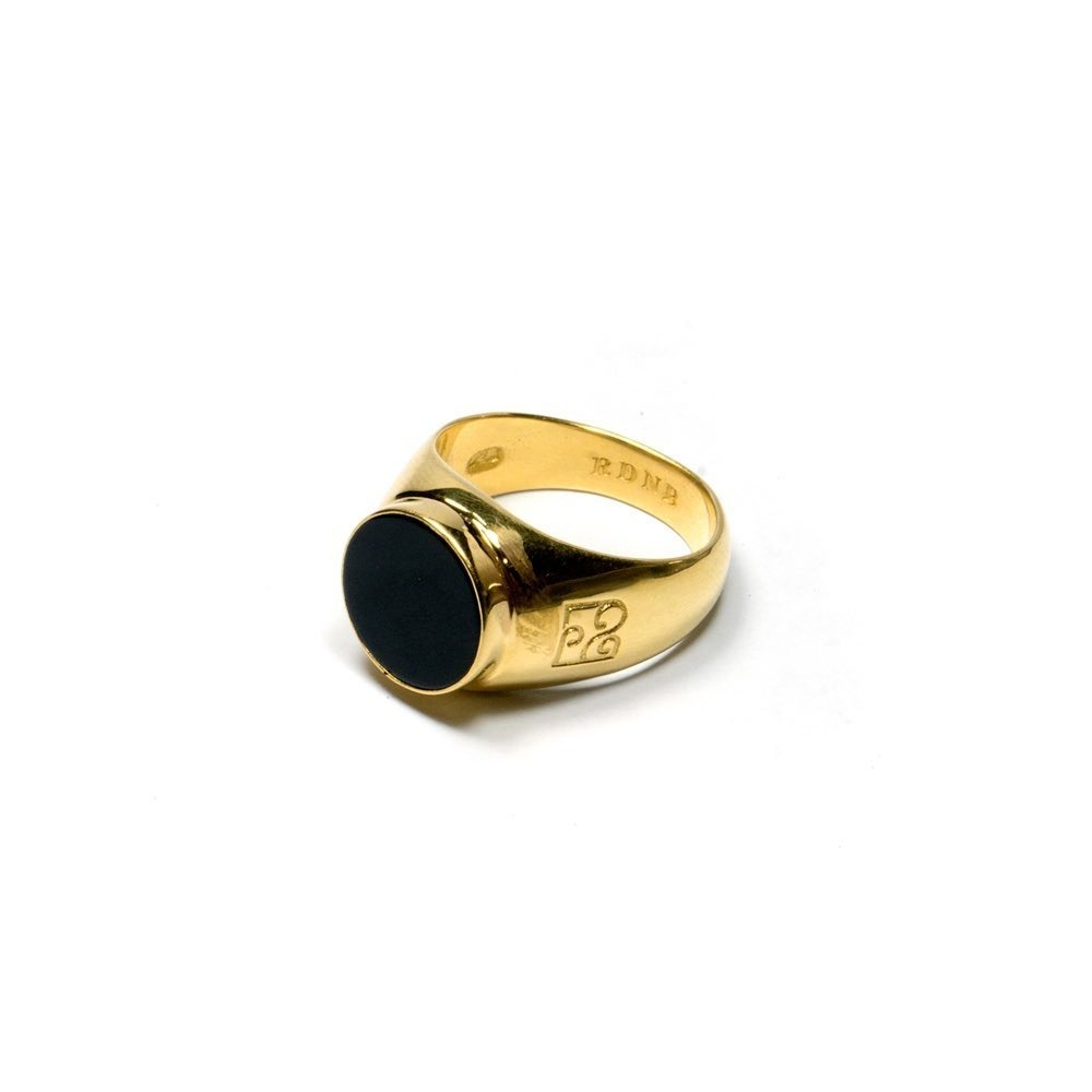 Round with Onyx Ring