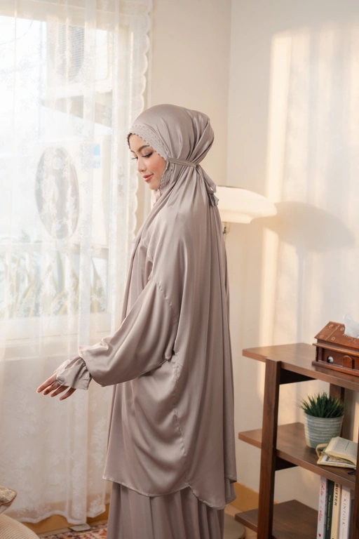 Image of Deyn Scarf - Aida Prayer Robe - Whisper