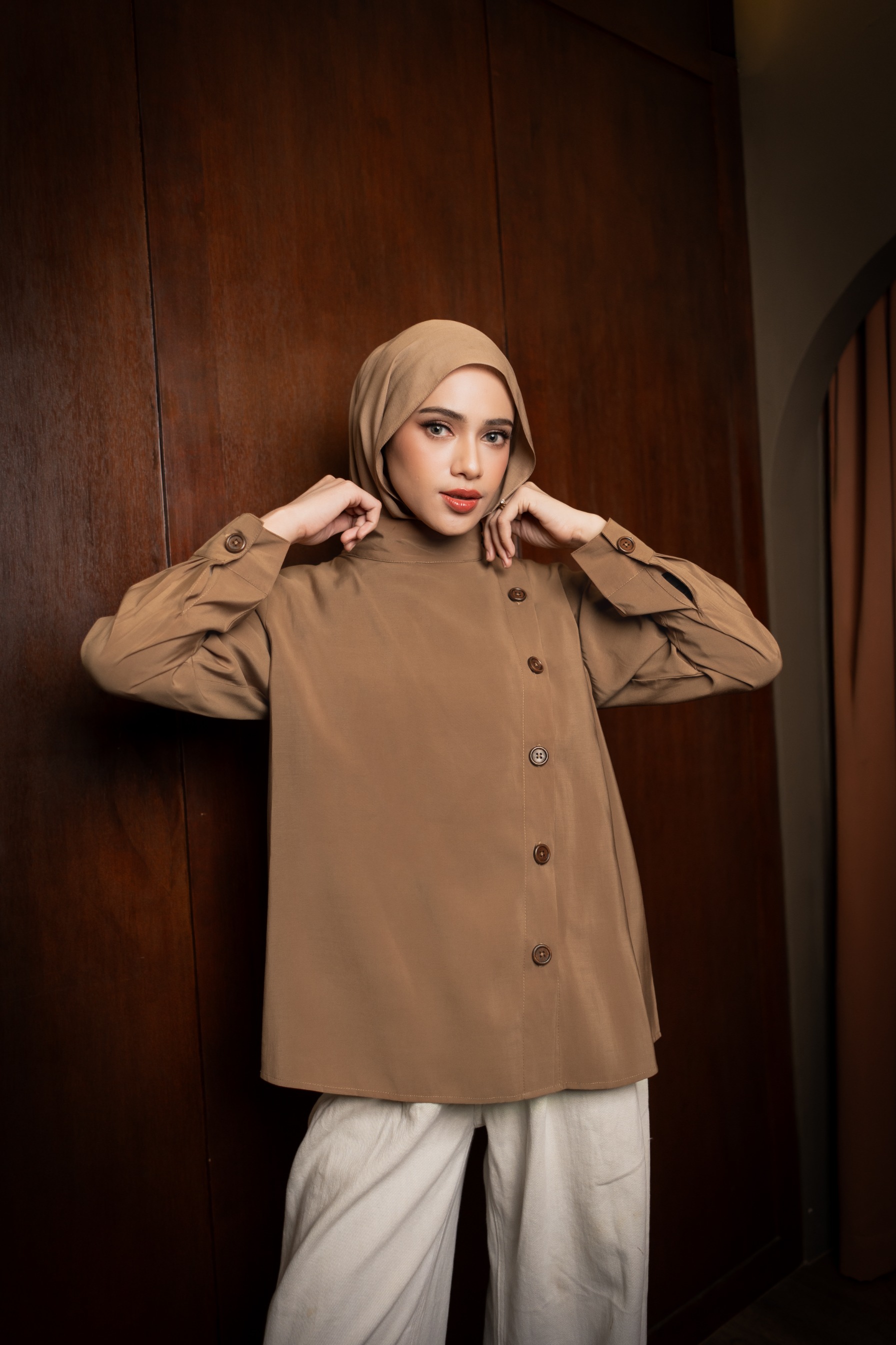 DEYN SCARF - Nava High Neck Top - Praline