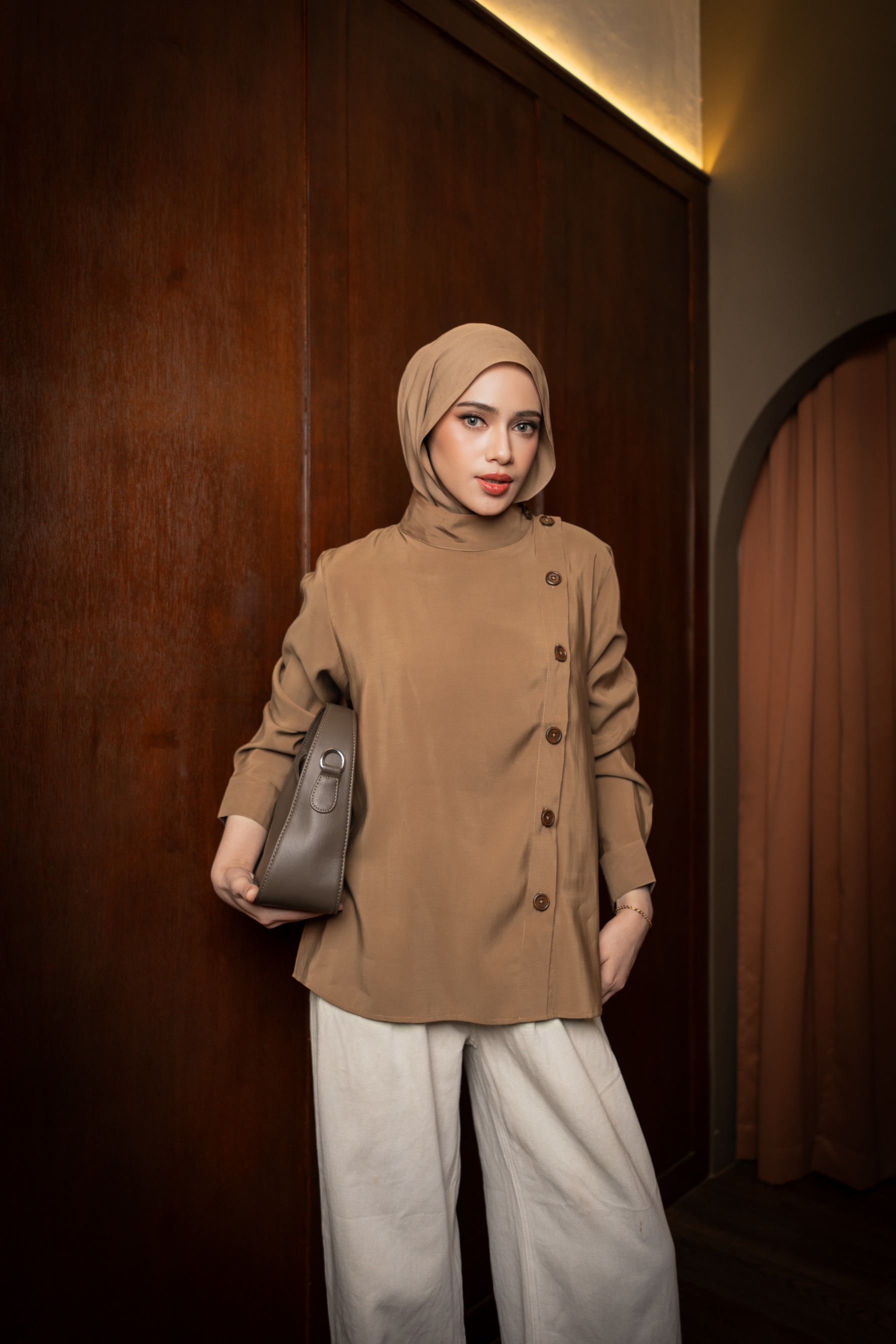 DEYN SCARF - Nava High Neck Top - Praline