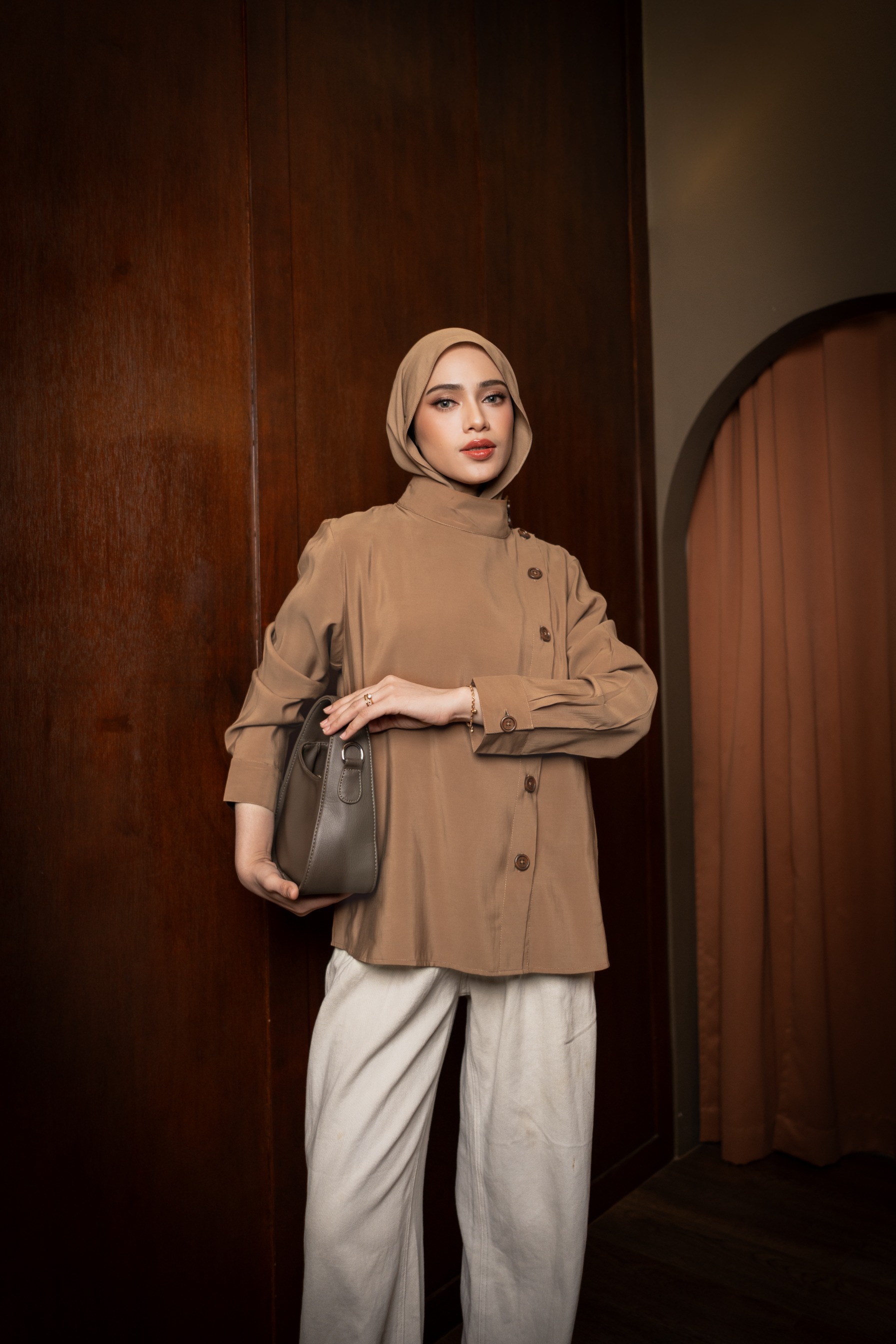 DEYN SCARF - Nava High Neck Top - Praline
