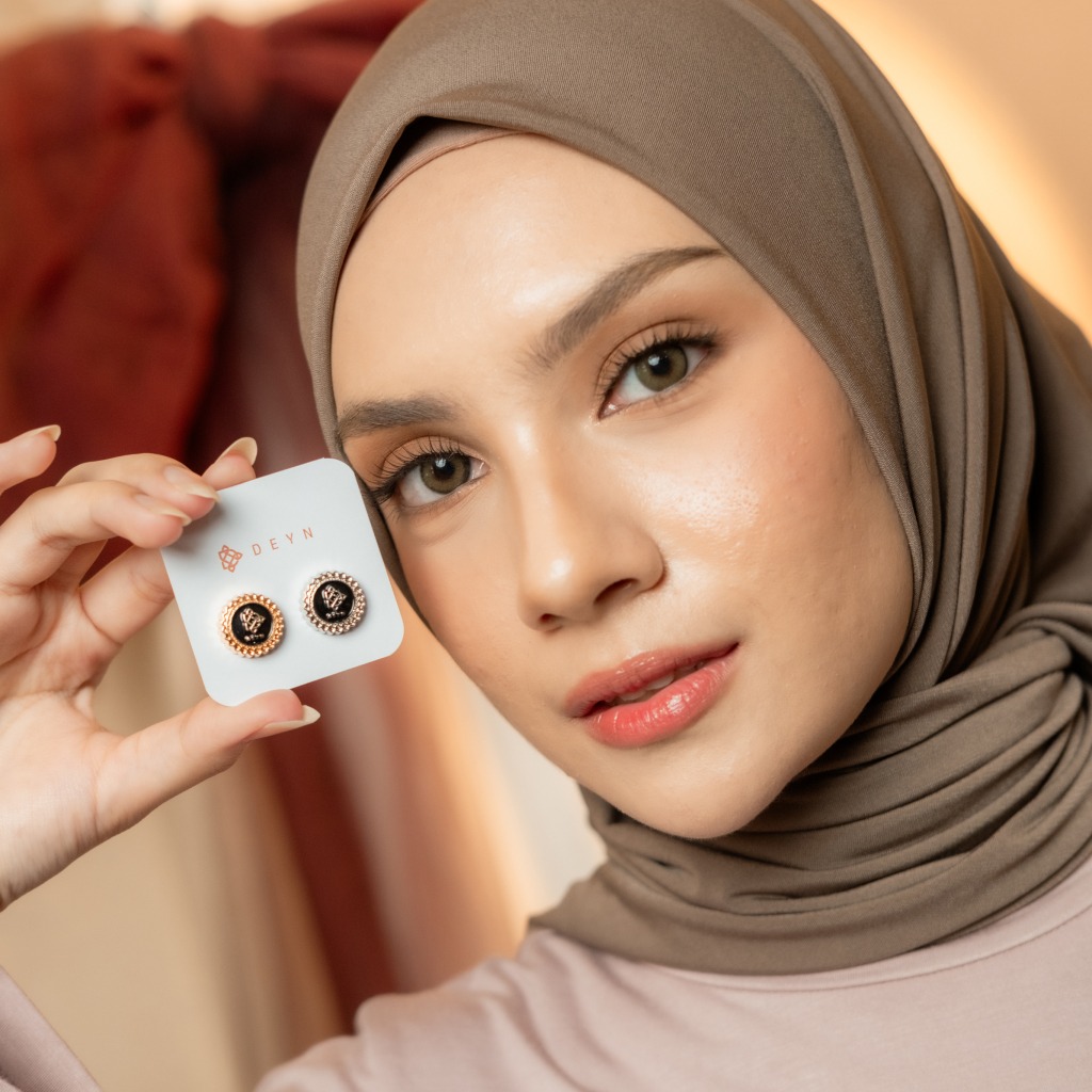 Deyn Scarf - Ziv Magnetic Brooch