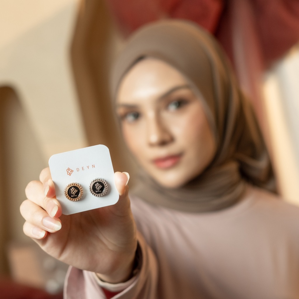Deyn Scarf - Ziv Magnetic Brooch