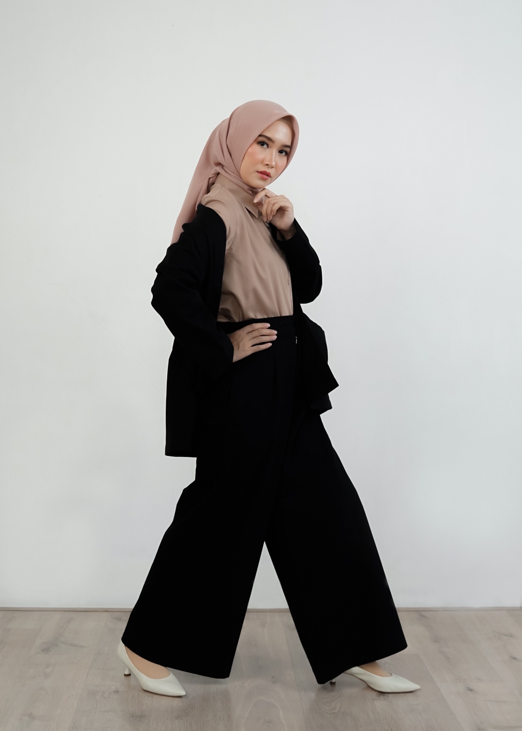LEWA Outer - Black