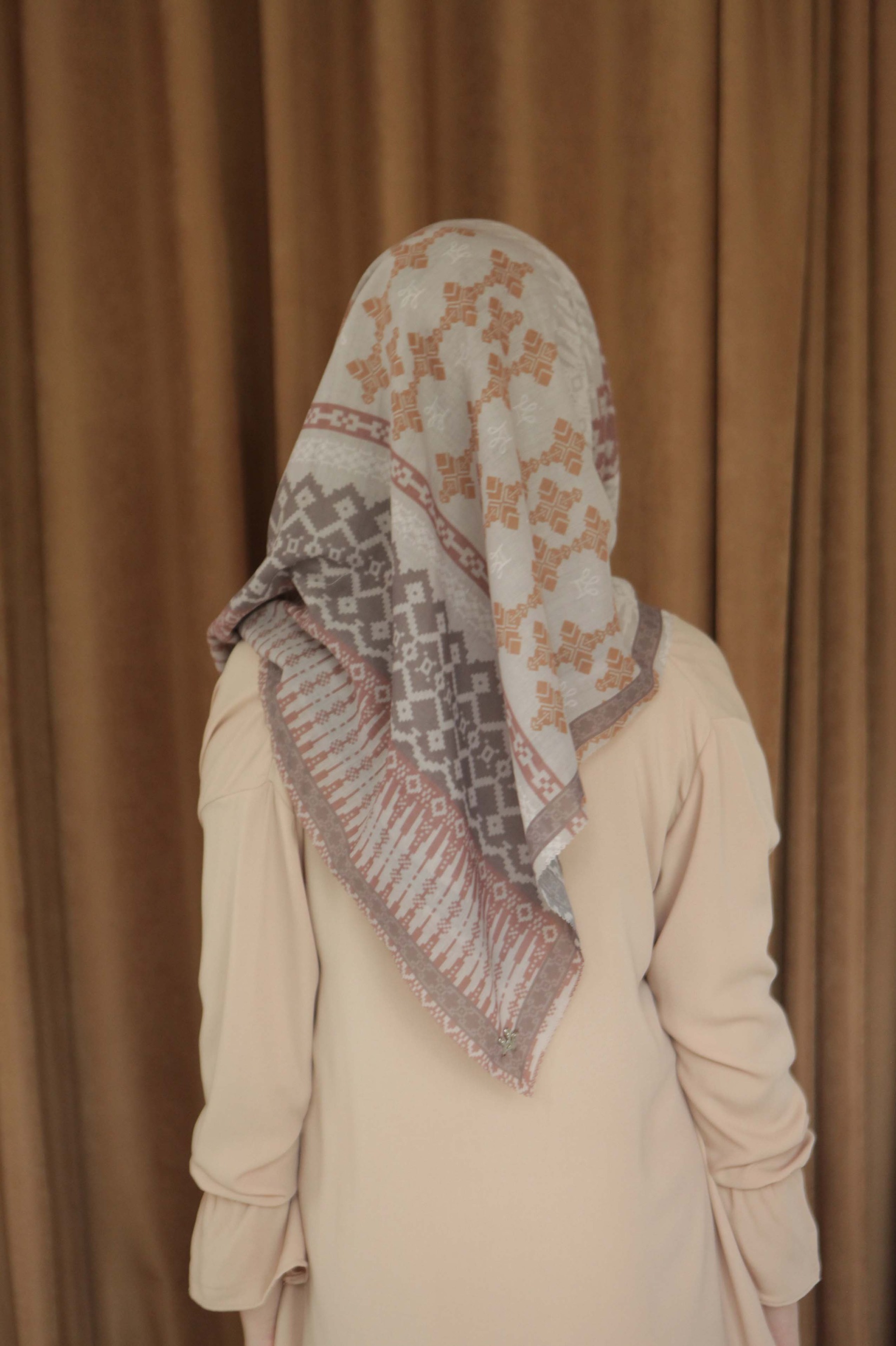 Halwa Scarf Songket Chesnut