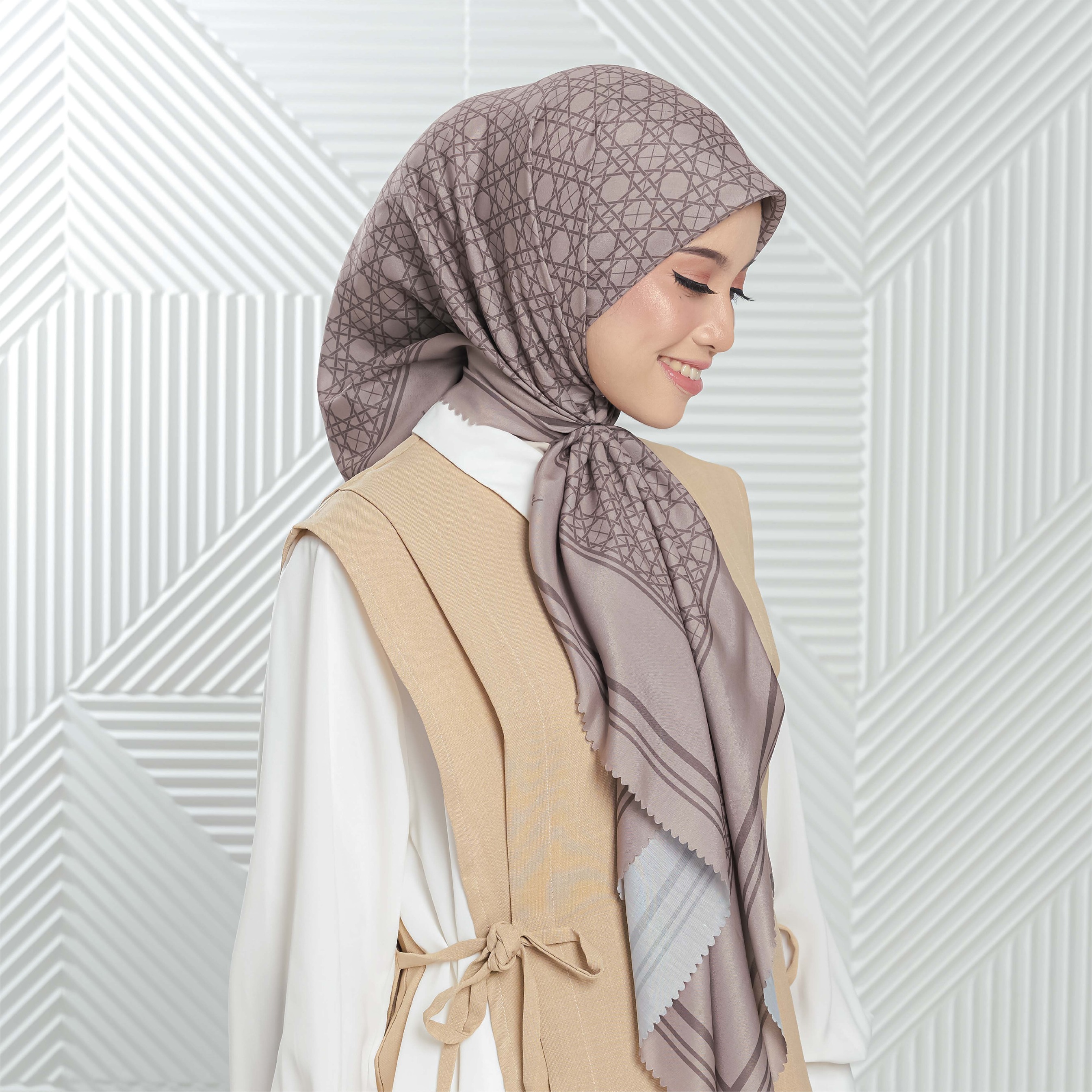 Halwa Scarf Anyaman Dark Brown