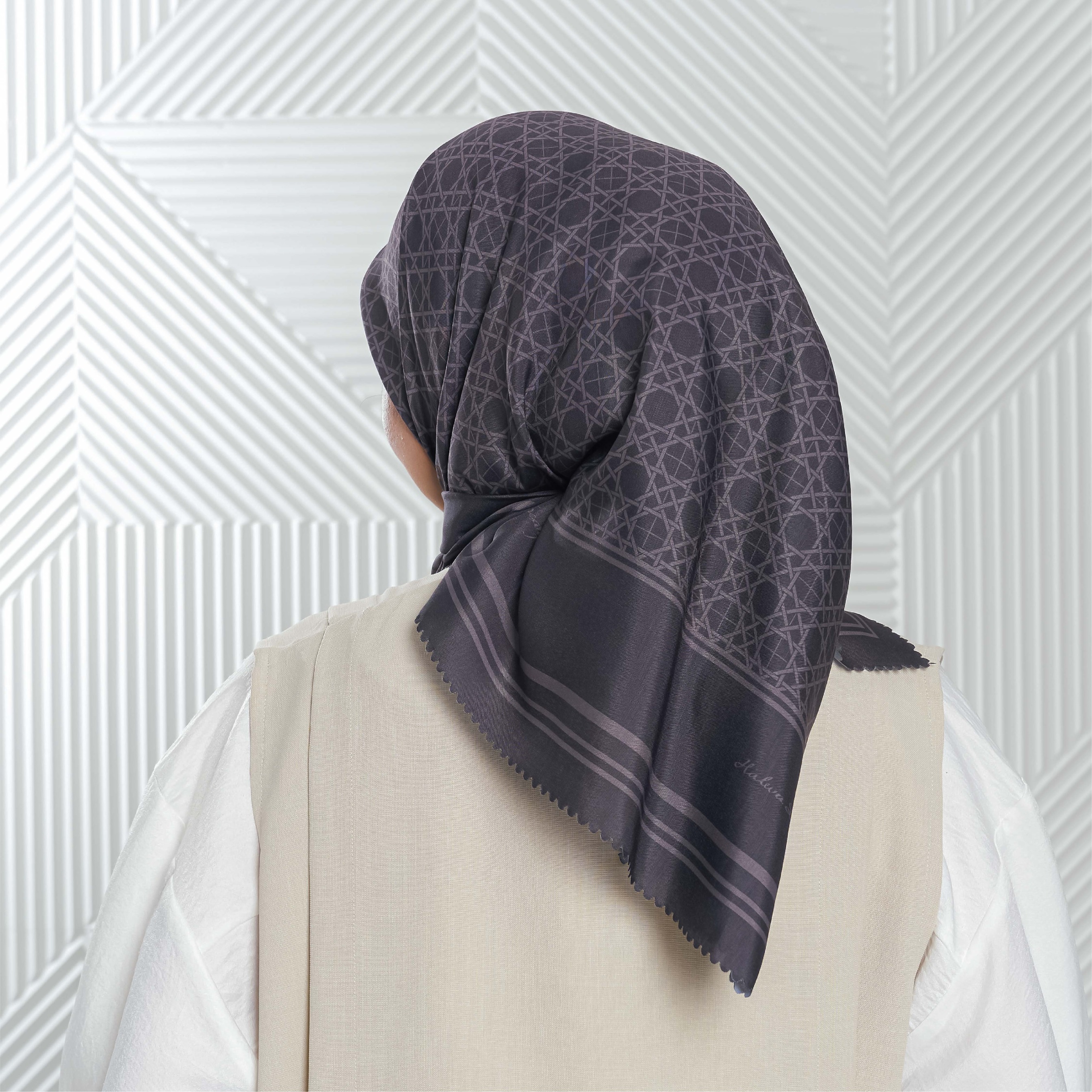 Halwa Scarf Anyaman Charcoal