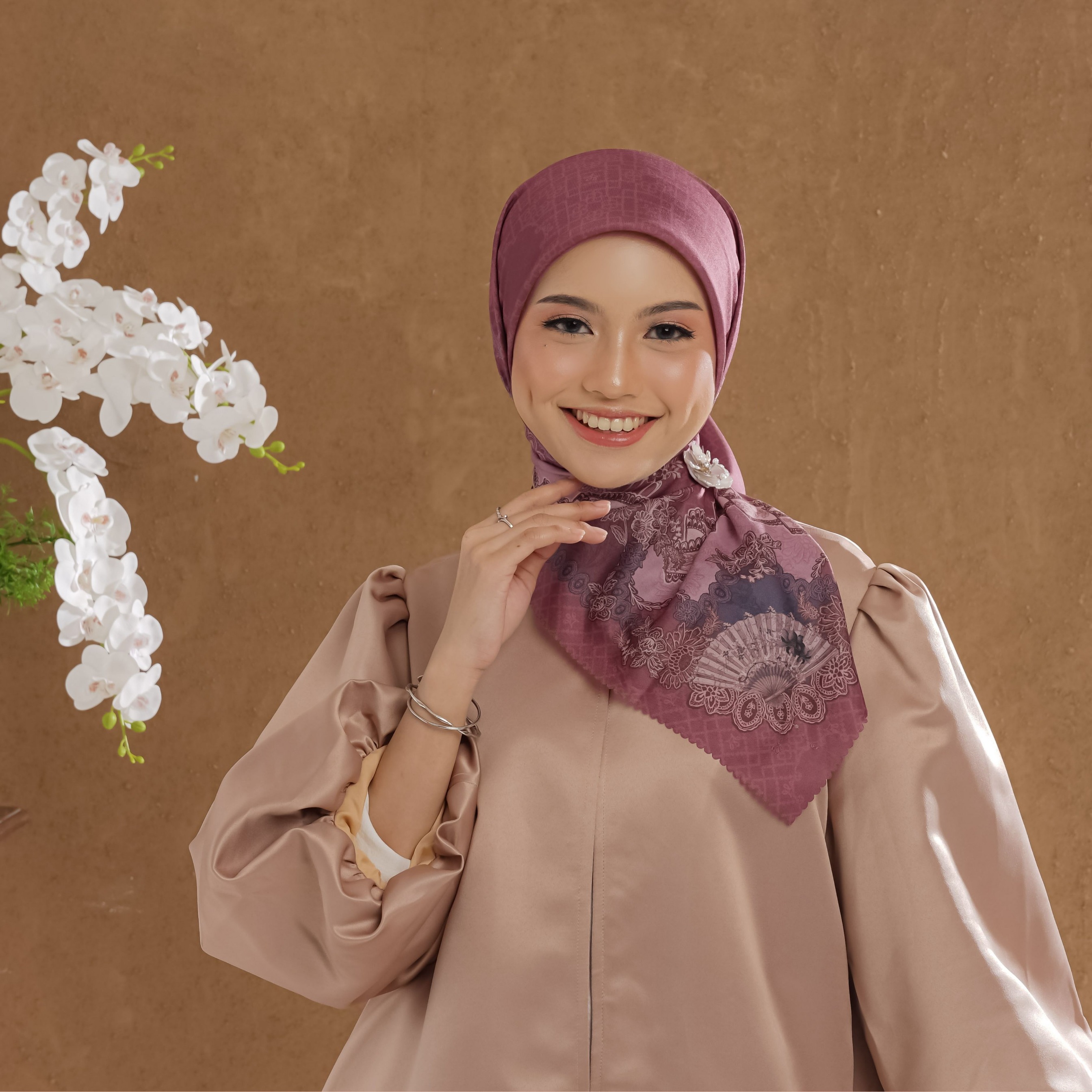 Halwa Scarf Anindya Crimson