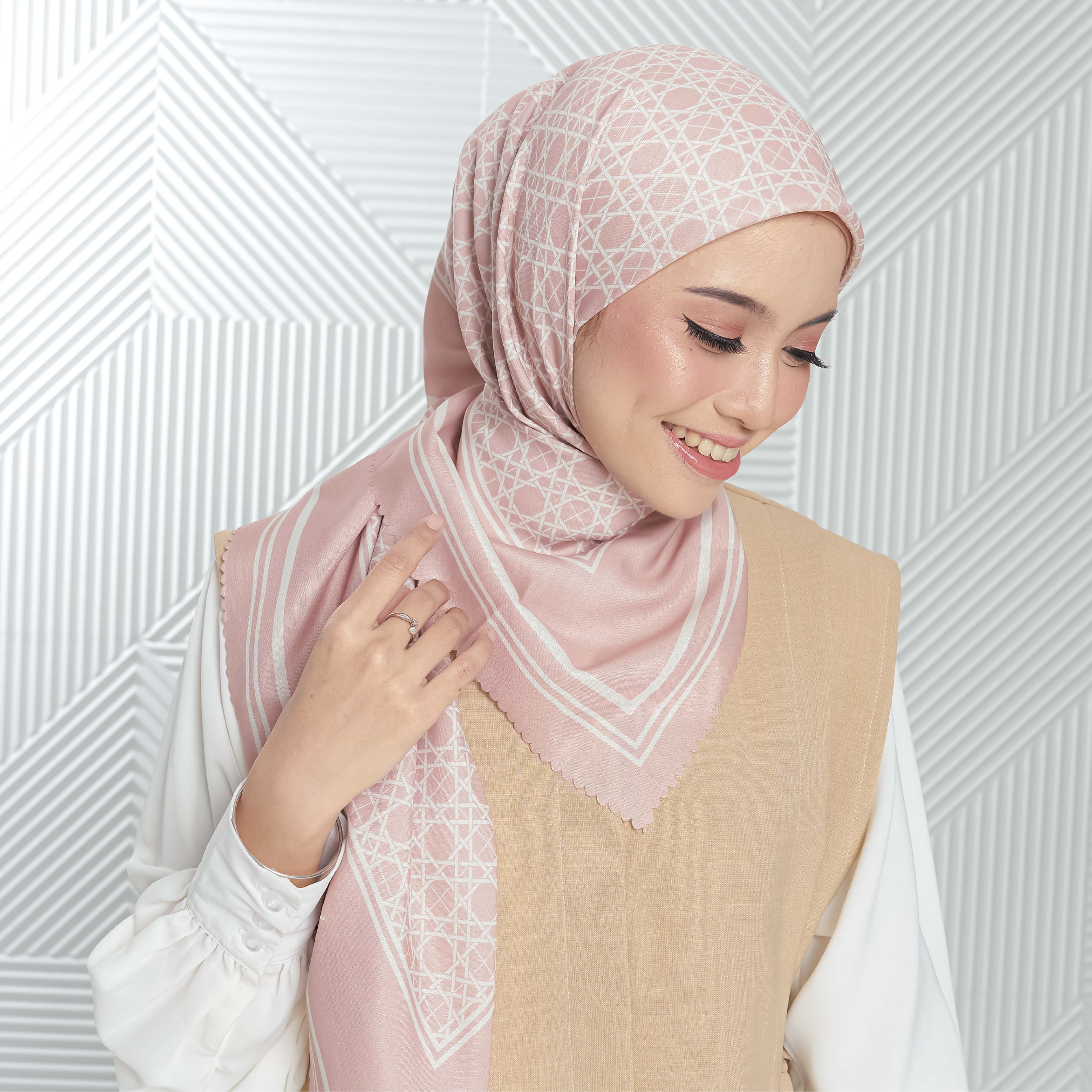 Halwa Scarf Anyaman Pink Beige