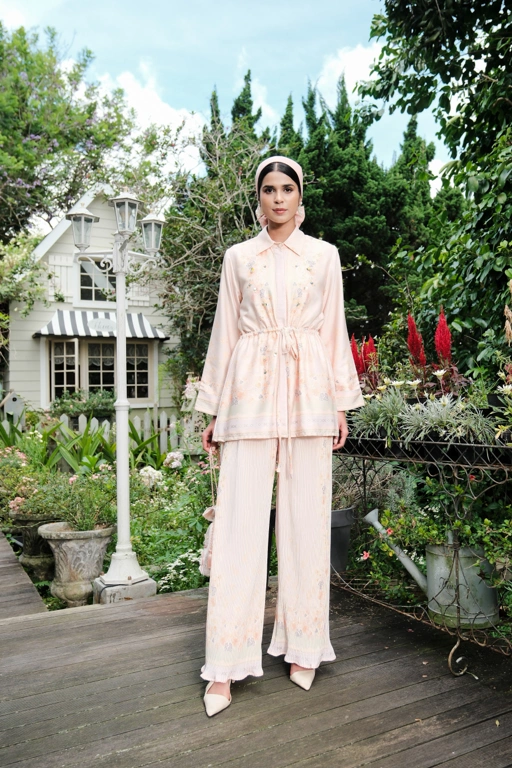 Image of Patrakomala One Set Pleats in Butter Cream