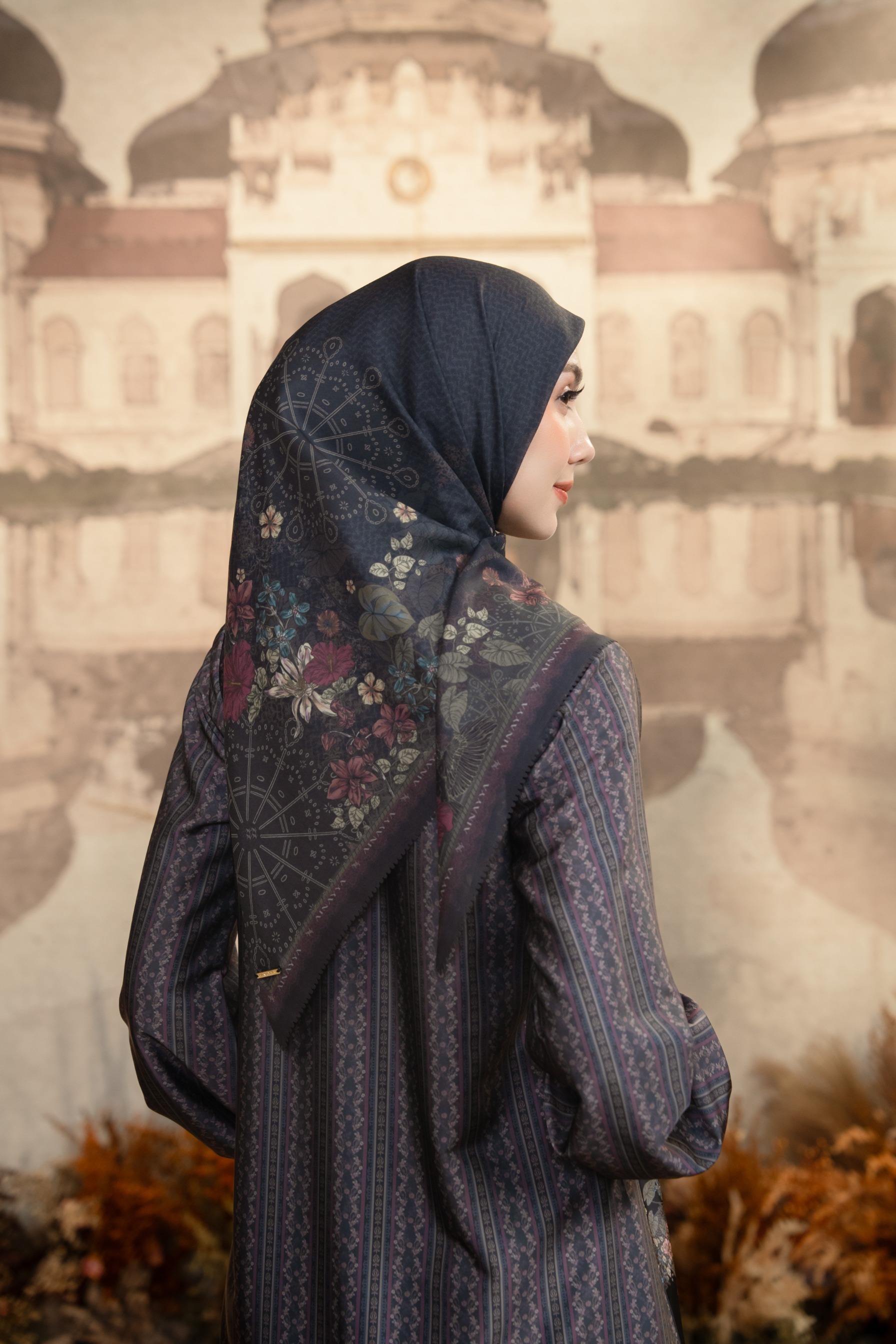 Meutia Scarf in Charcoal Black
