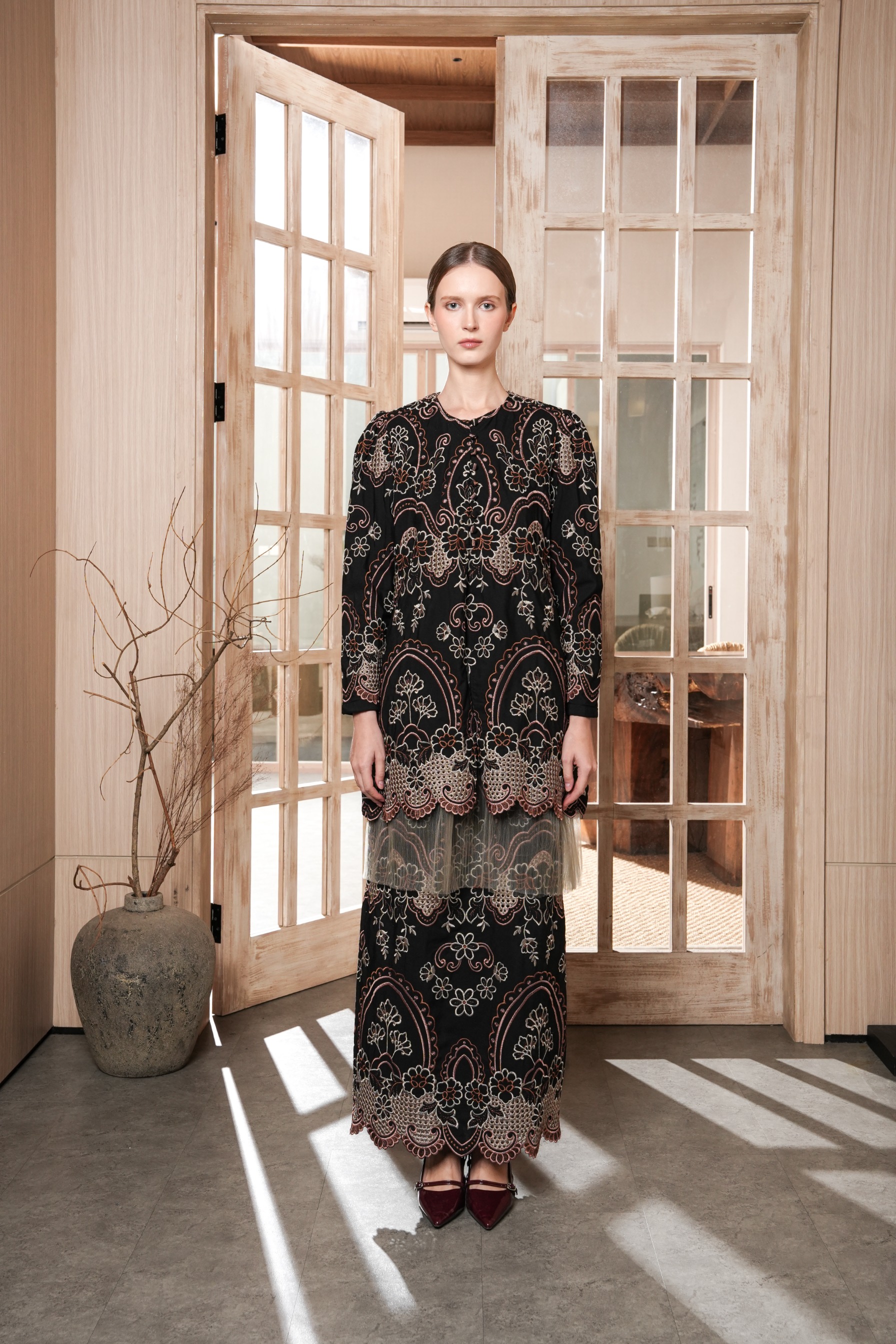 Niskala Kurung in Noir
