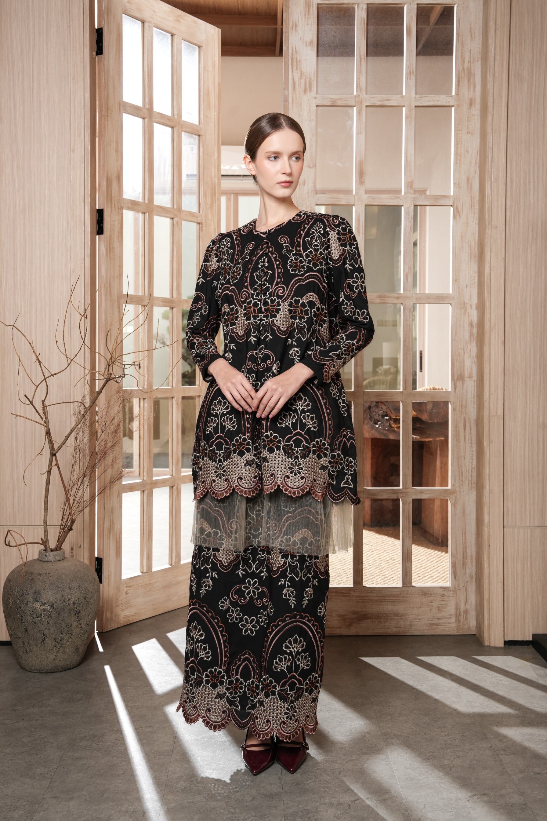 Niskala Kurung in Noir