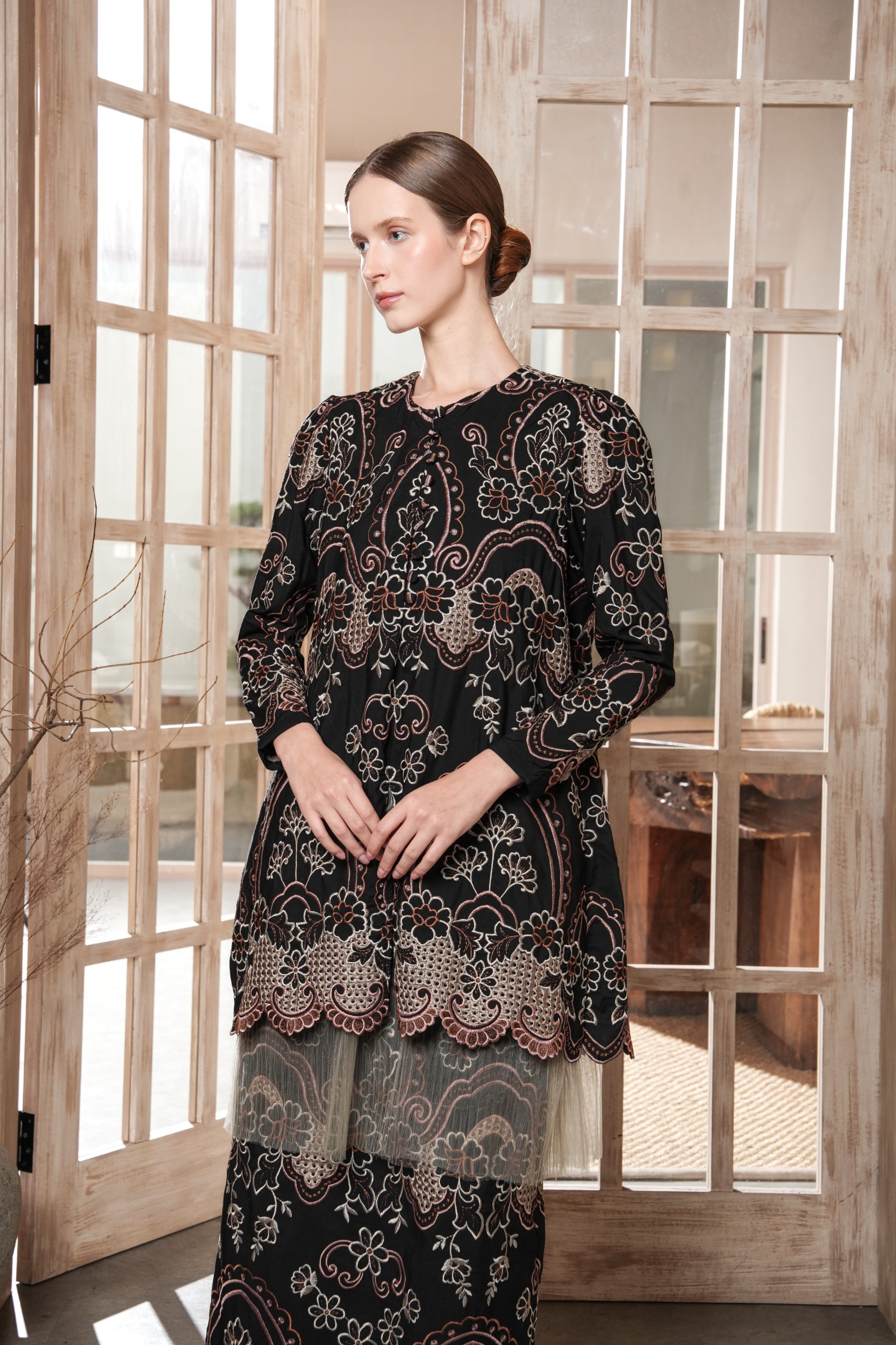 Niskala Kurung in Noir