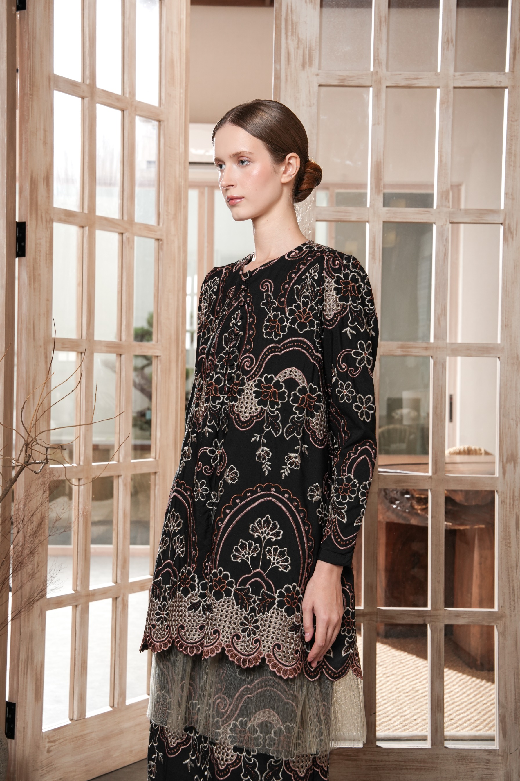 Niskala Kurung in Noir