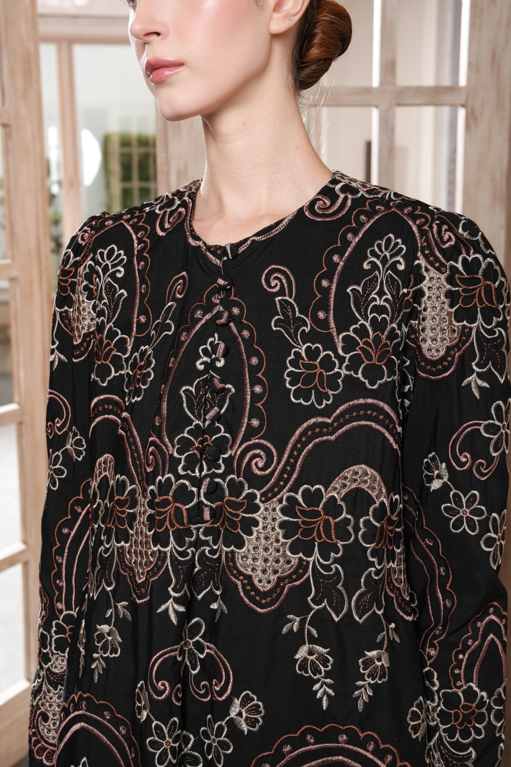 Niskala Kurung in Noir