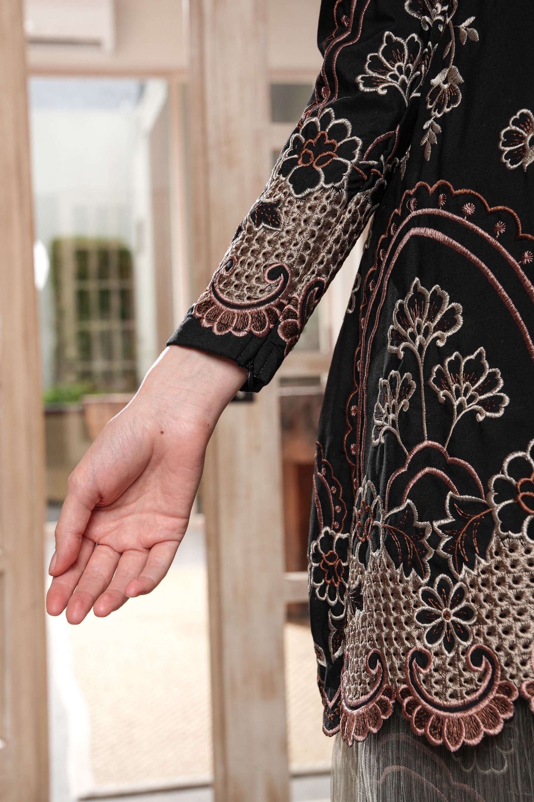 Niskala Kurung in Noir