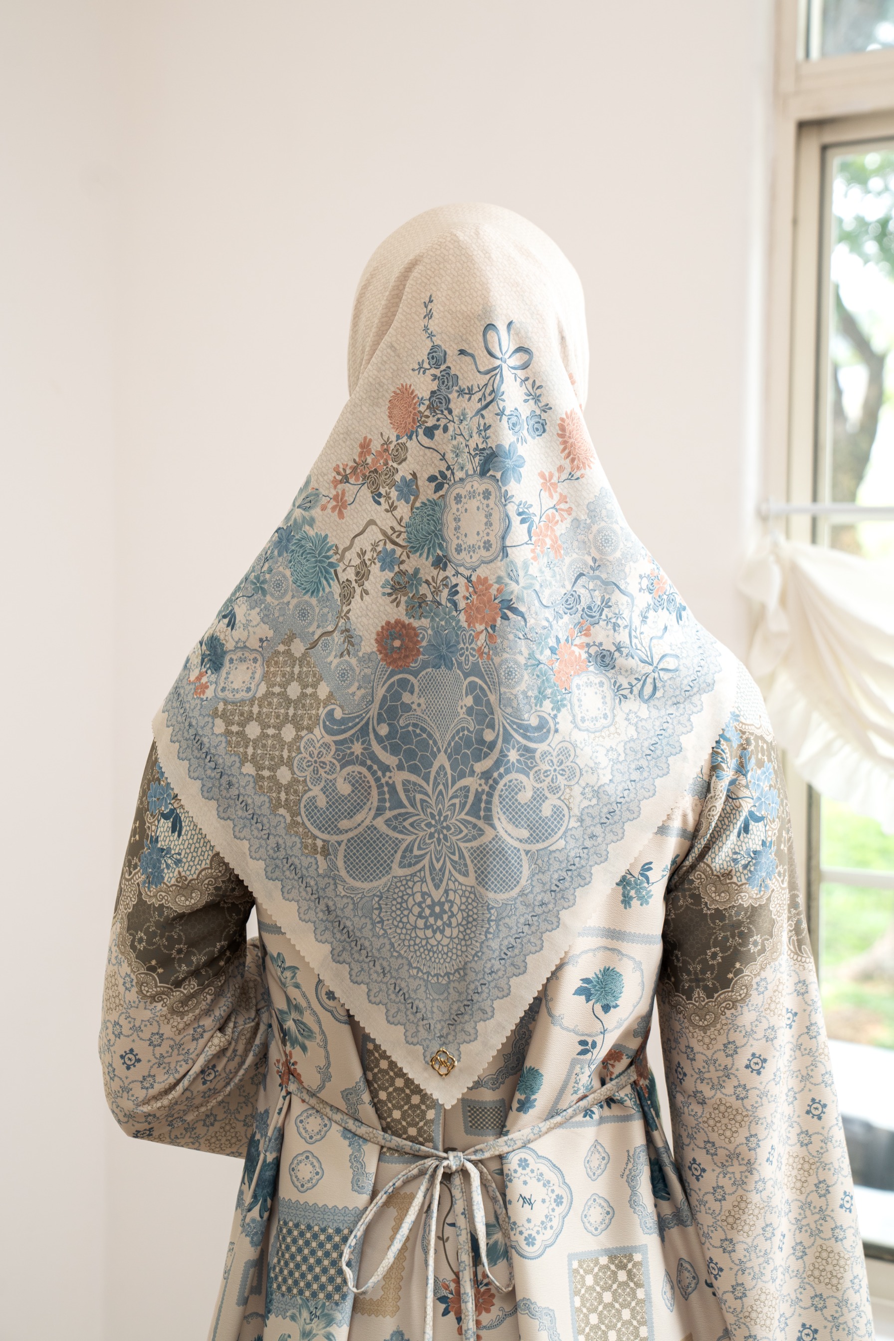 PO Omah Nenek Scarf in Ivory Garden