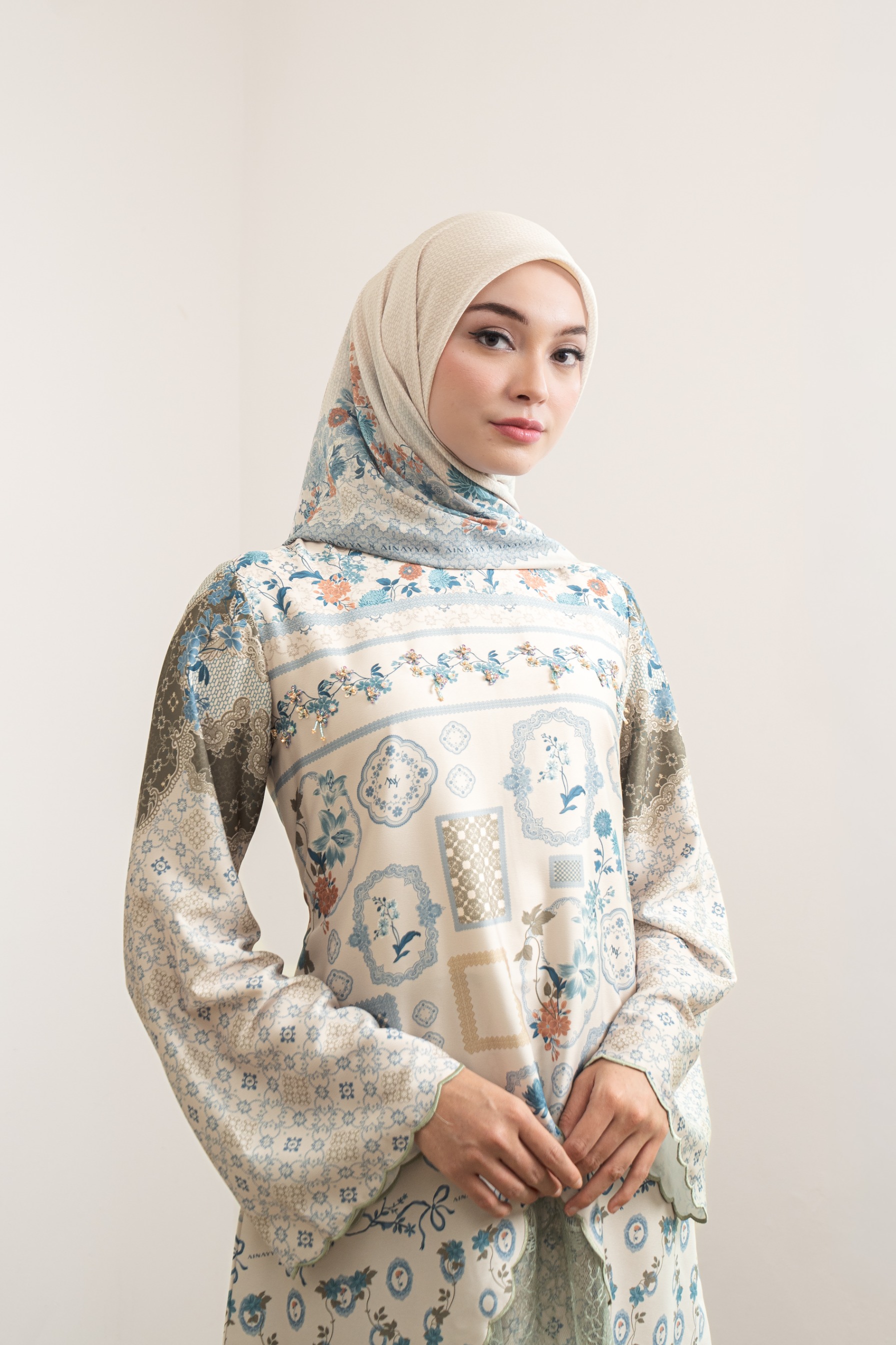 PO Omah Nenek Scarf in Ivory Garden