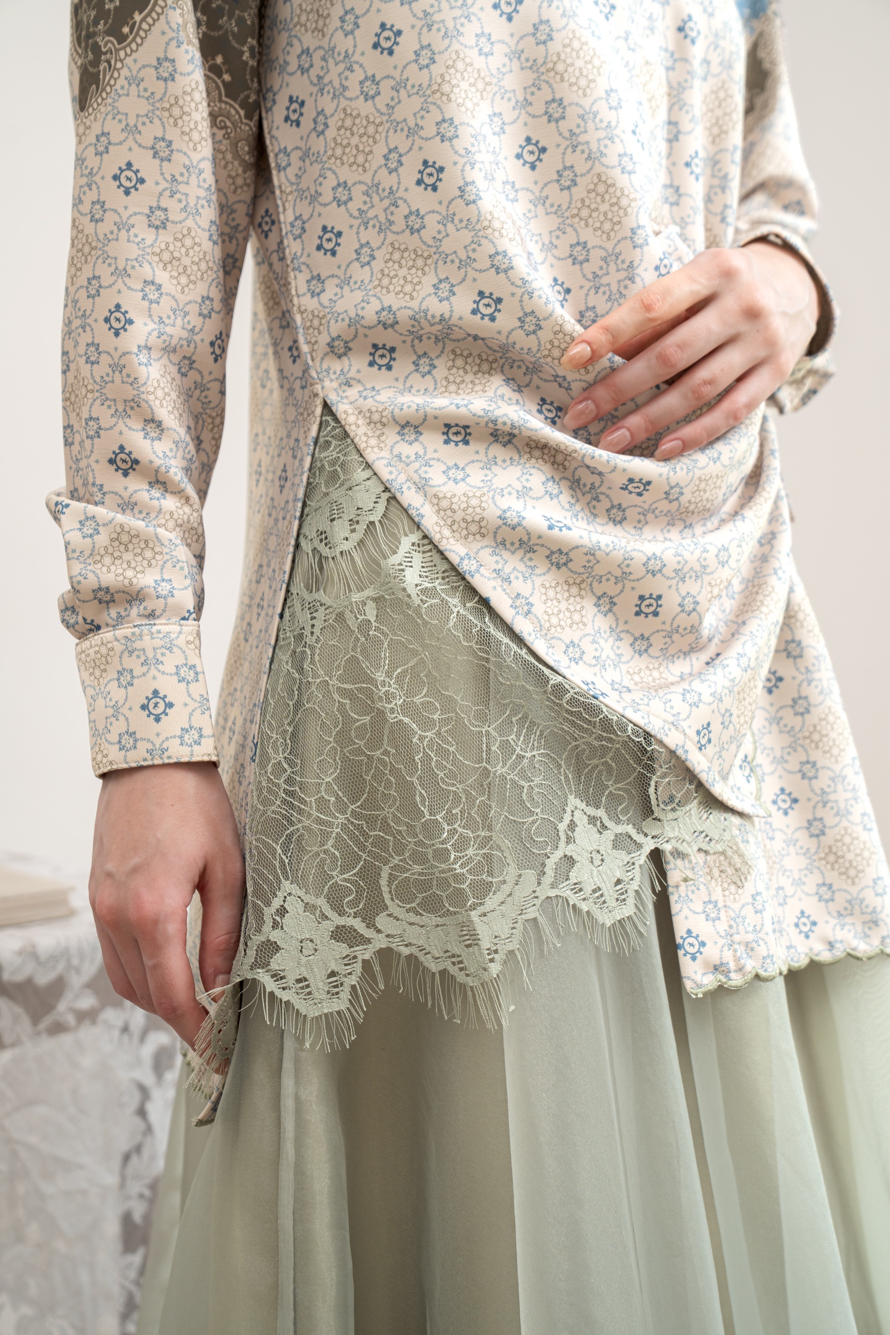 PO Omah Nenek Blouse in Ivory Garden