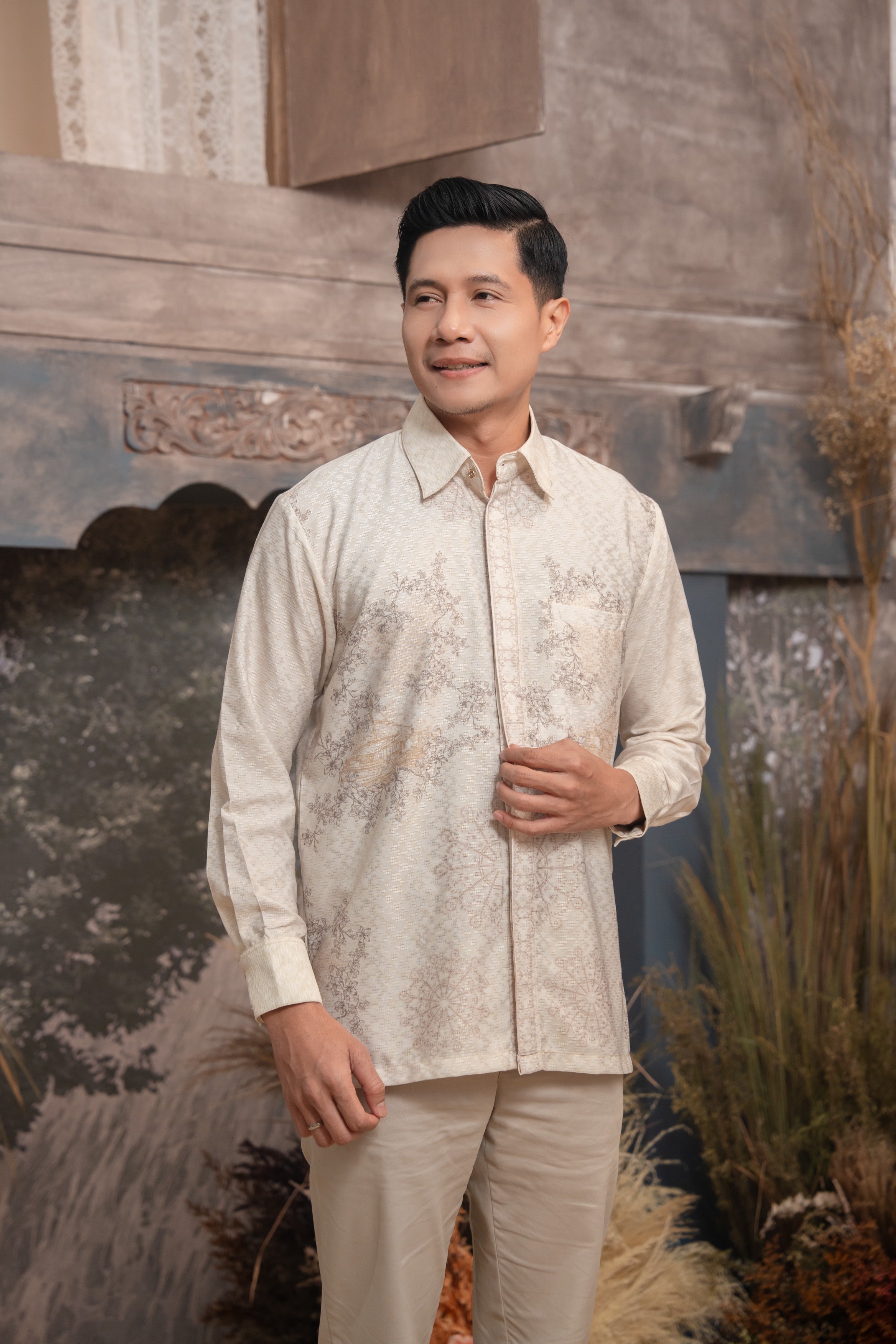 Meutia Shirt Men in Ivory Pearl