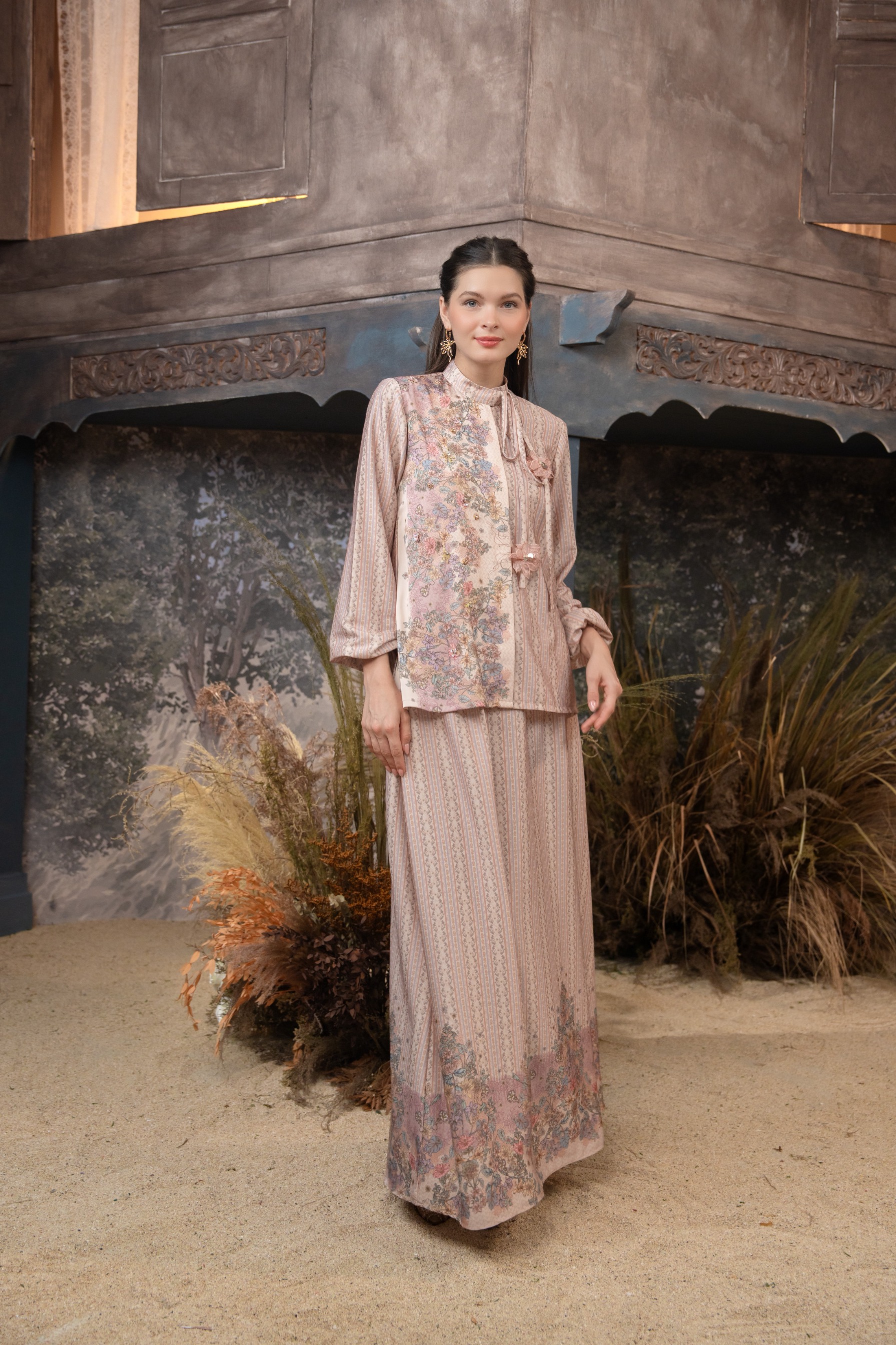 Meutia One Set in Woodrose