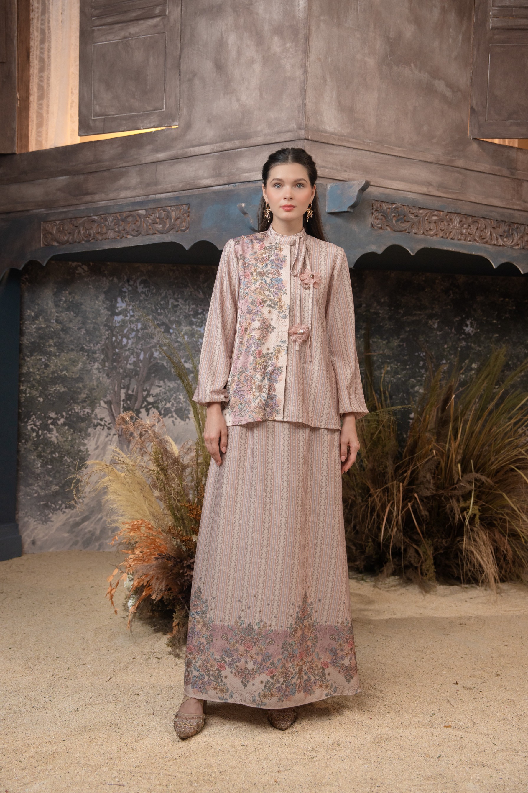 Meutia One Set in Woodrose