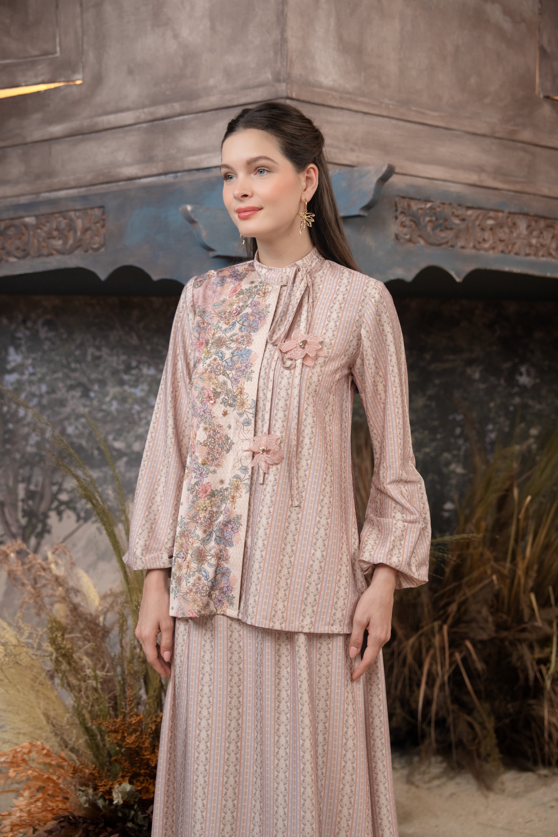 Meutia One Set in Woodrose