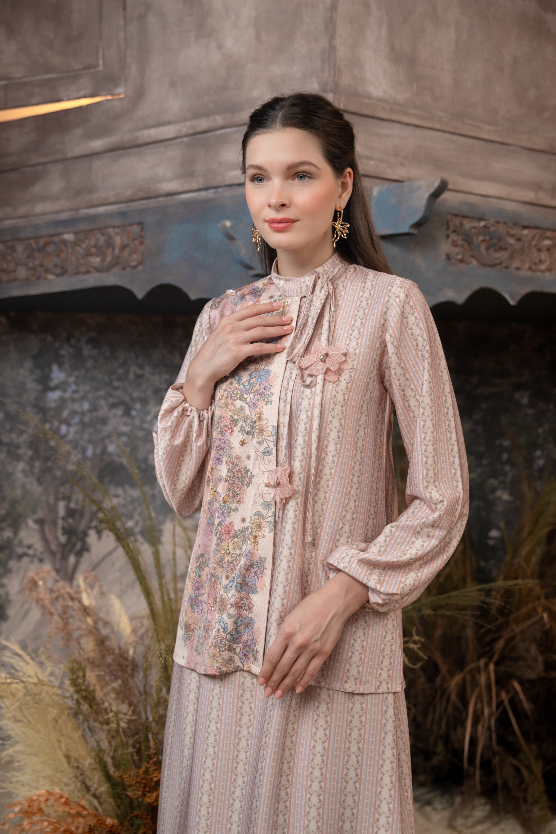Meutia One Set in Woodrose