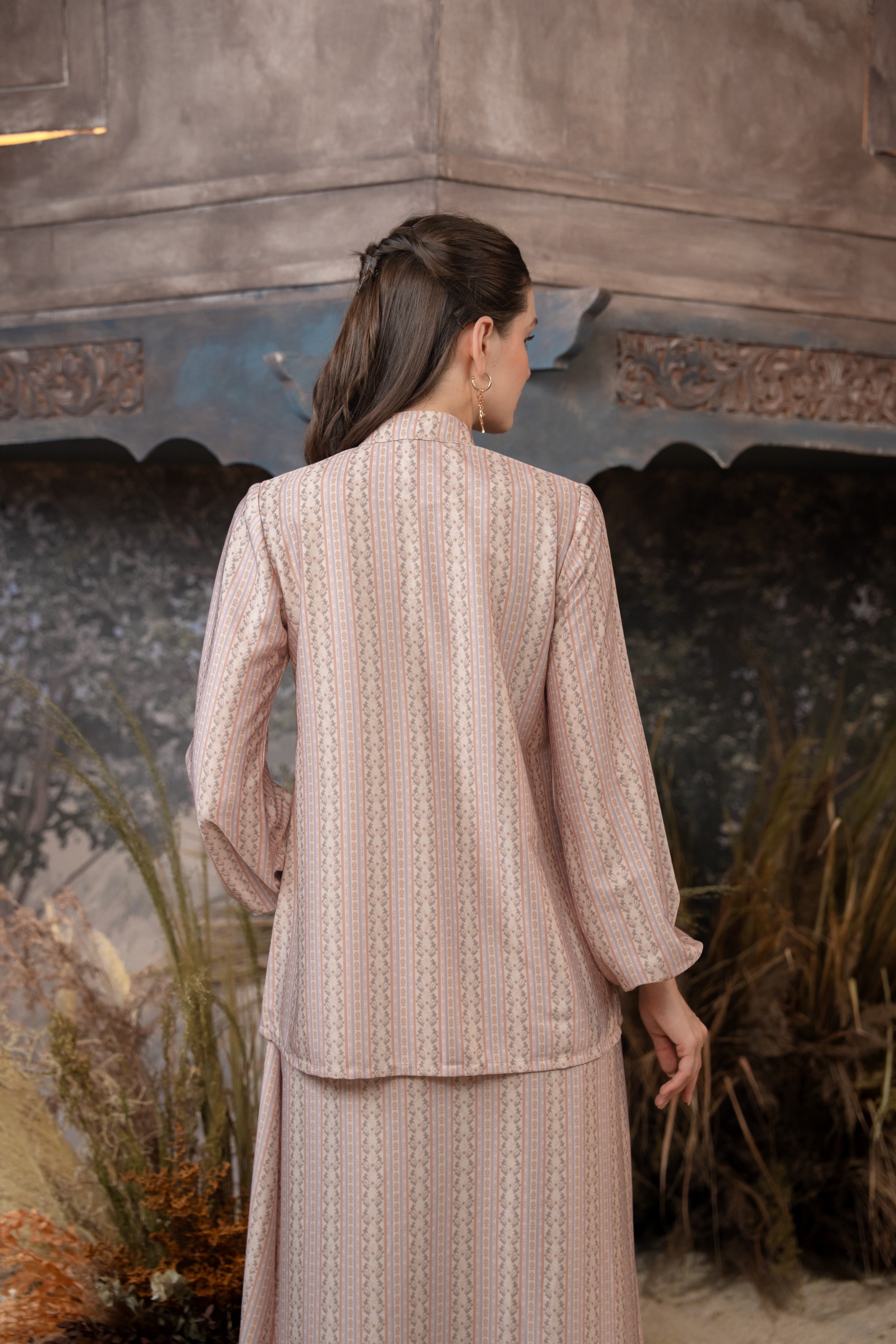 Meutia One Set in Woodrose
