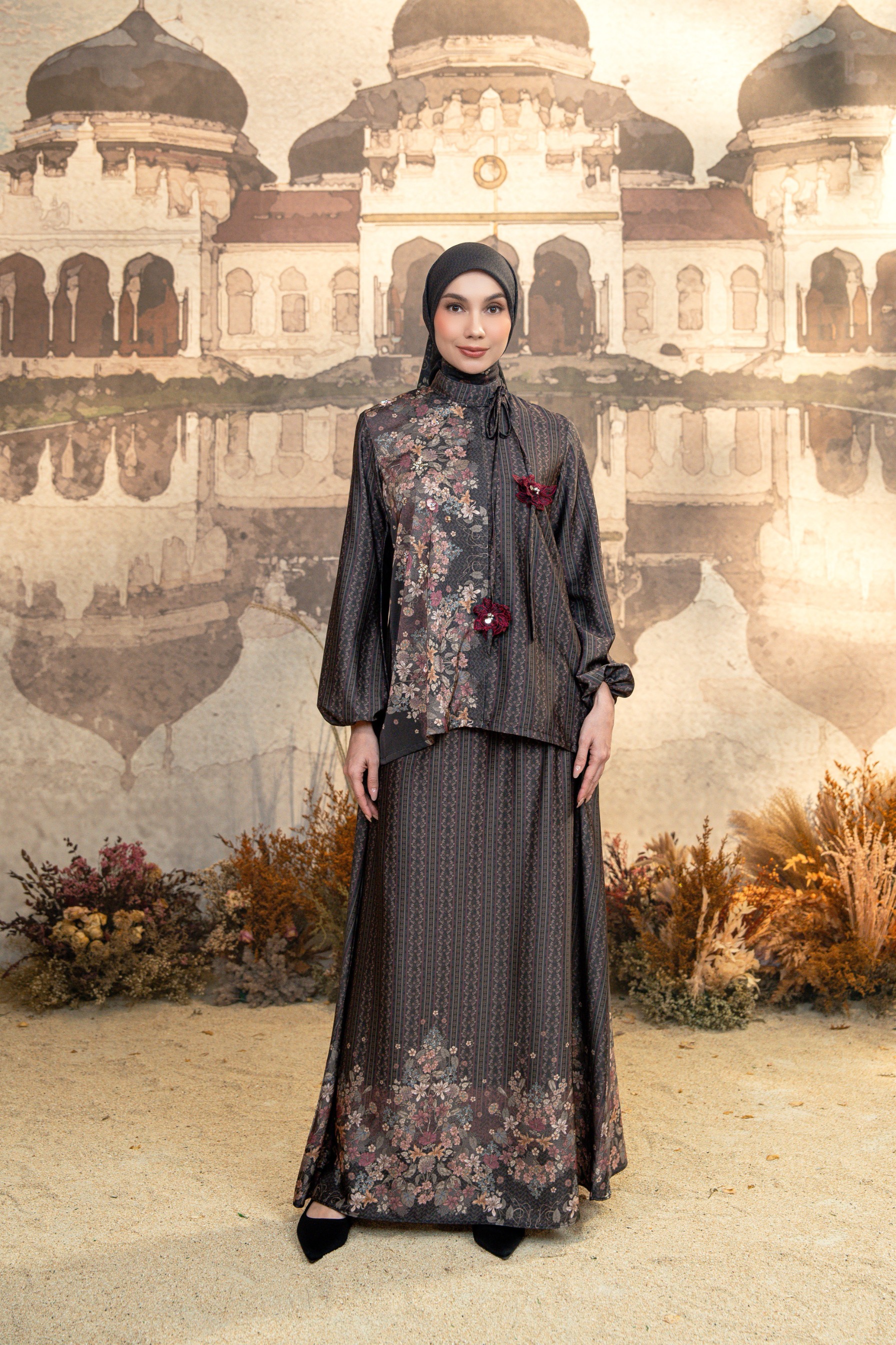 Meutia One Set in Charcoal Black