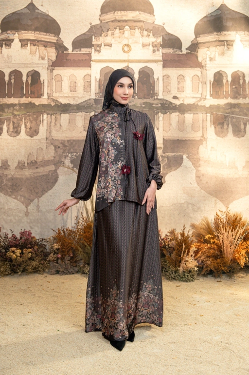 Meutia One Set in Charcoal Black